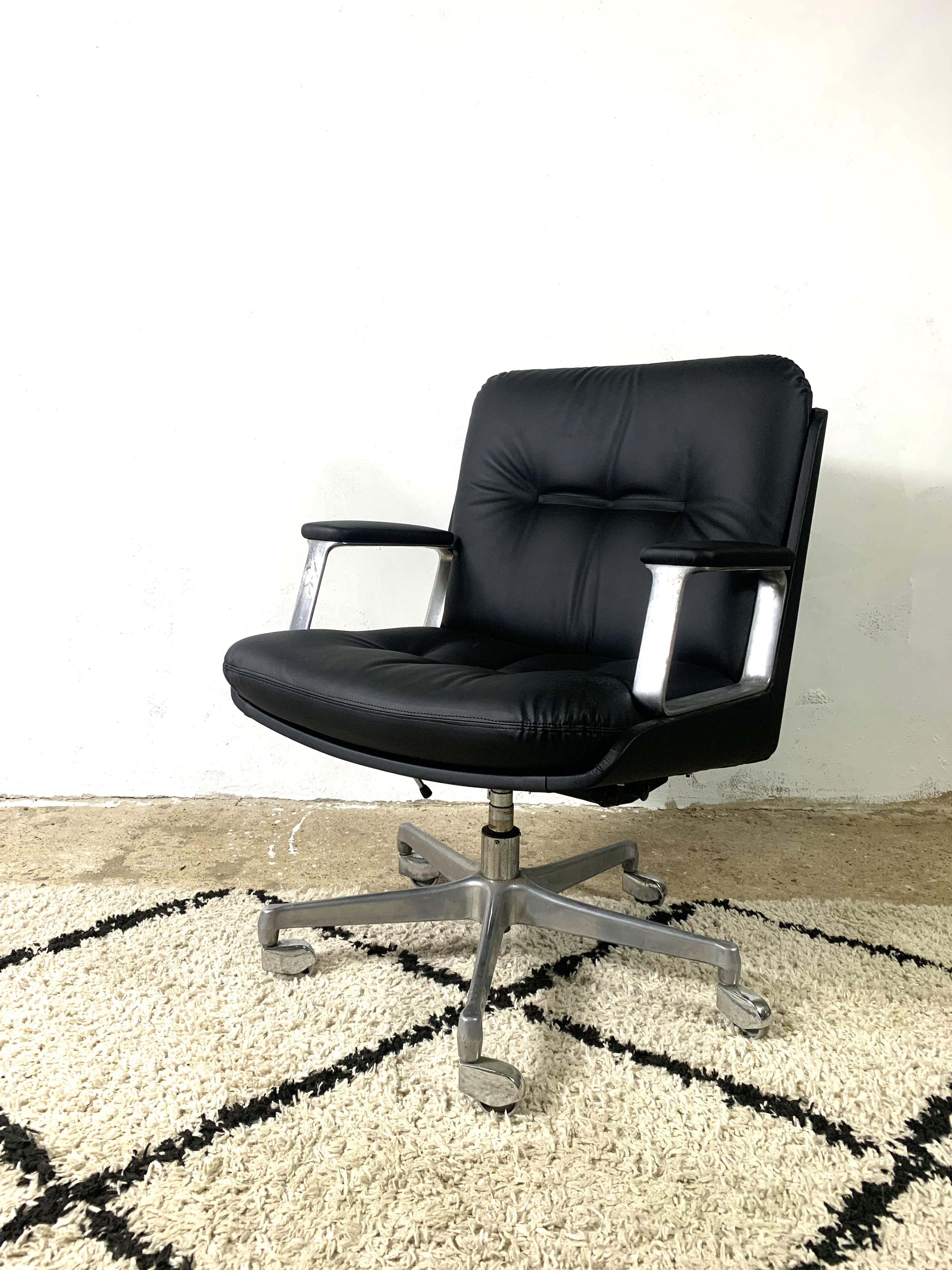 Sillón de polipiel diseñado por Vaghi, fabricante italiano de sillas de oficina de alta gama desde 1964. Esta silla de oficina es de polipiel negra de excelente calidad.