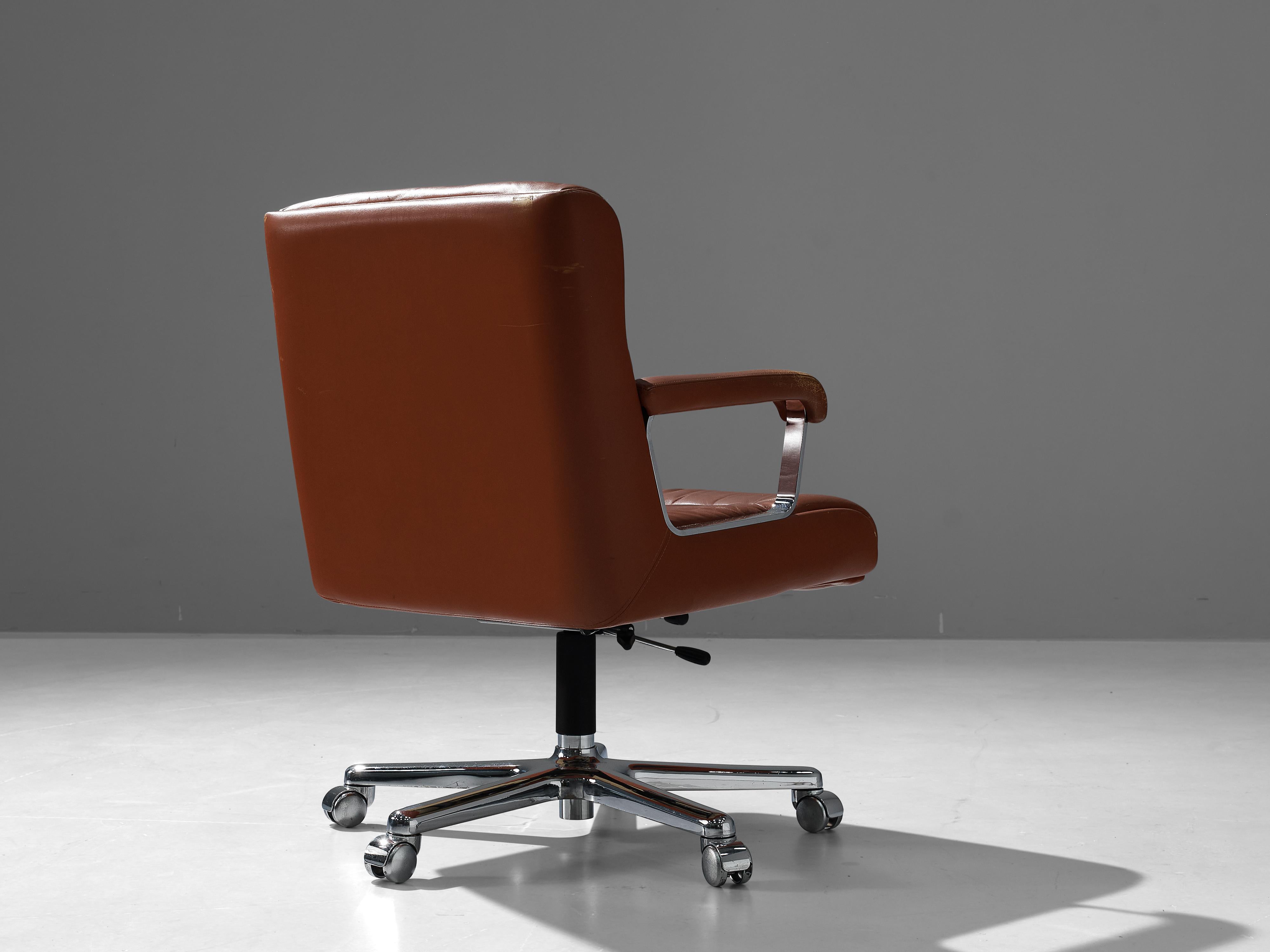 Ring Mekanikk, desk chair, leather, chromed metal, aluminum, Norway, 1960s

Sophisticated desk chair with a wide seat and a high back. The chair is provided with a full 360 degree rotation function. Both the seat and the armrests are upholstered in