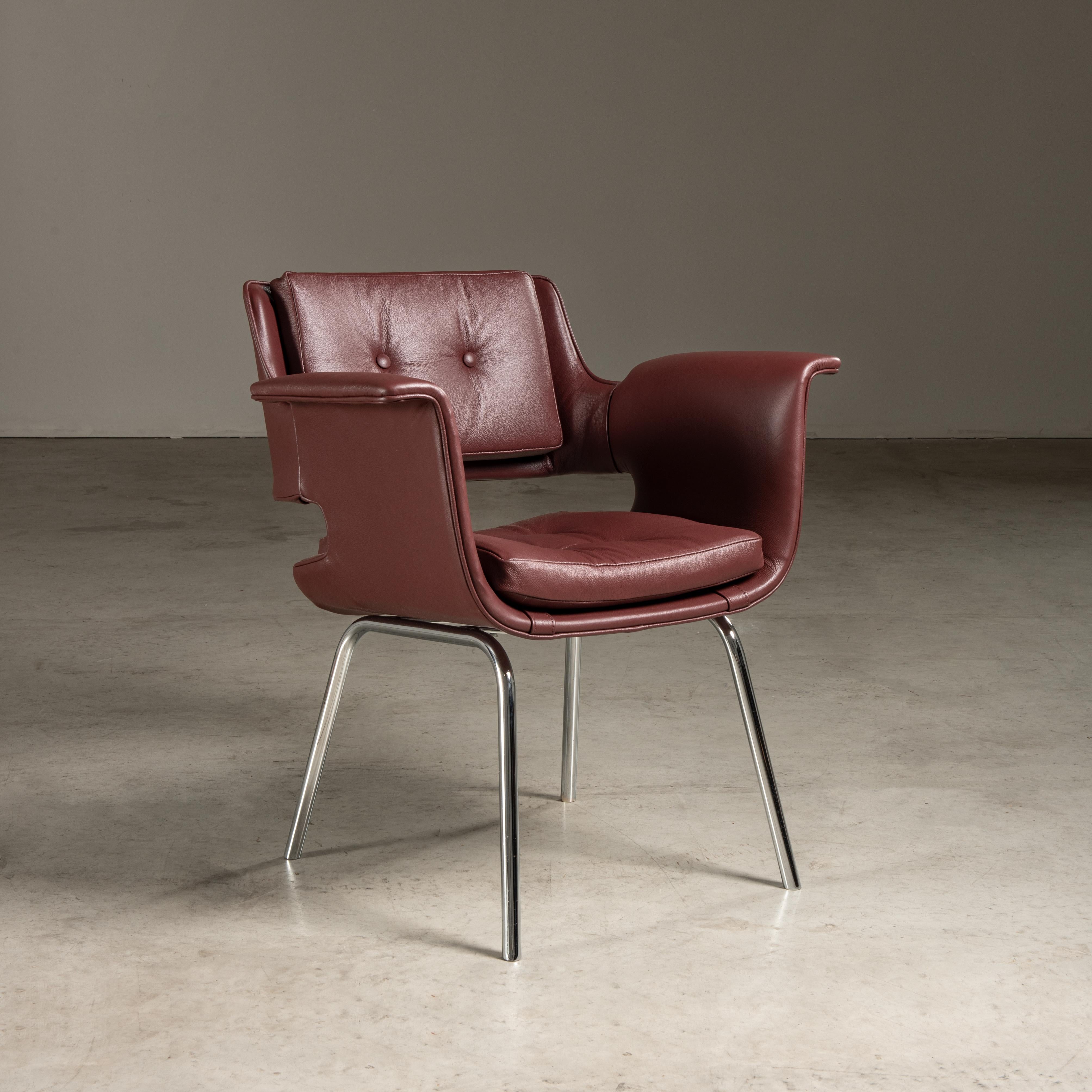 Dieser Stuhl ist ein Beispiel für brasilianisches Design aus der Mitte des 20. Jahrhunderts und wird dem geschickten, aber unterschätzten Carlo Fongaro zugeschrieben. Seine Arbeiten spiegeln die modernistischen Tendenzen der Epoche wider und