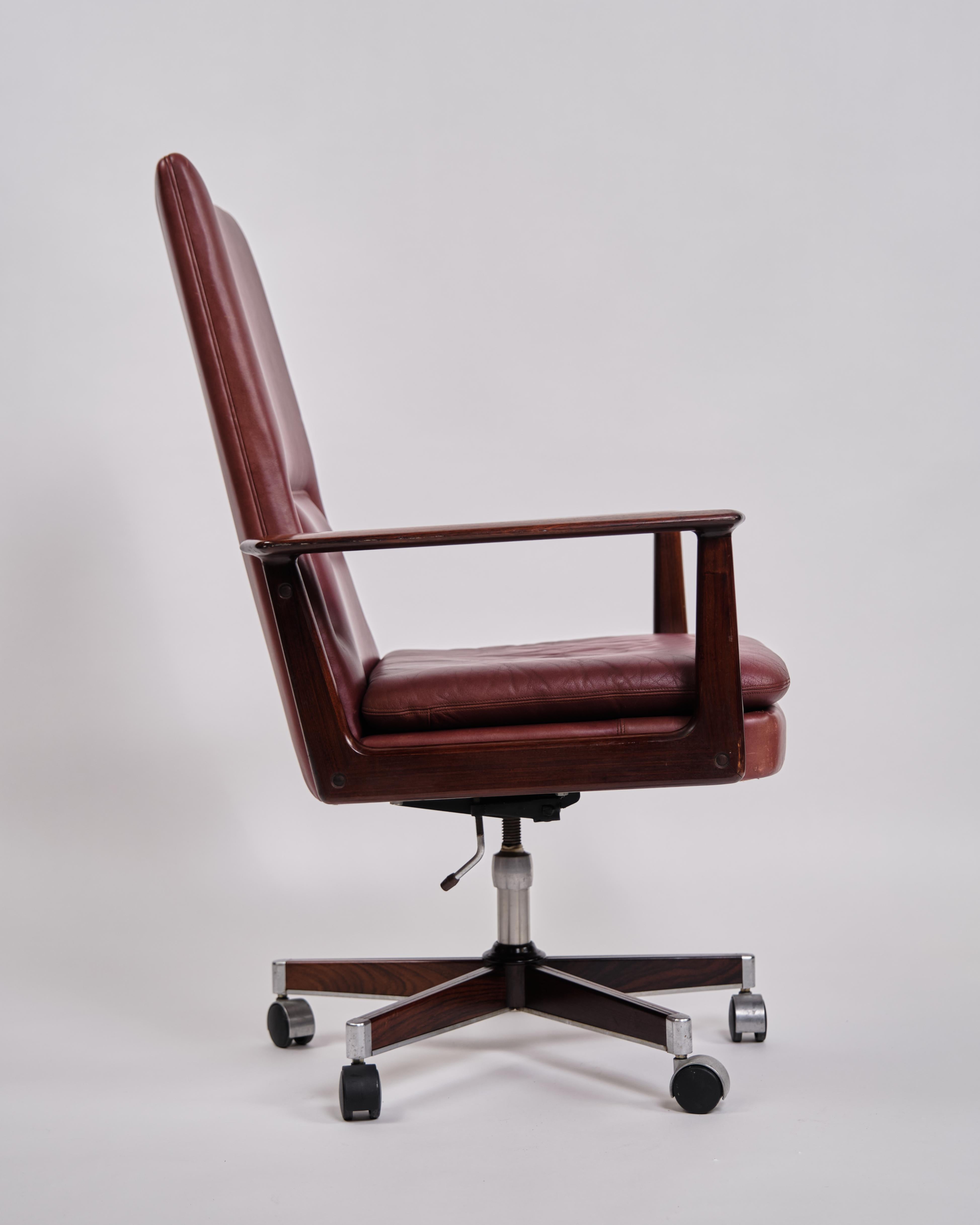 Arne Vodder office chair, model 419. Rosewood and burgundy leather. Sibast, 1960s. H: 104.5 cm, W: 71 cm, D: 50 cm, SH: 50 cm. Classic Danish design.

— Origin: Denmark
— Designer: Arne Vodder
— Manufacturer: Sibast
— Model: 419
— Period: 1960s
—