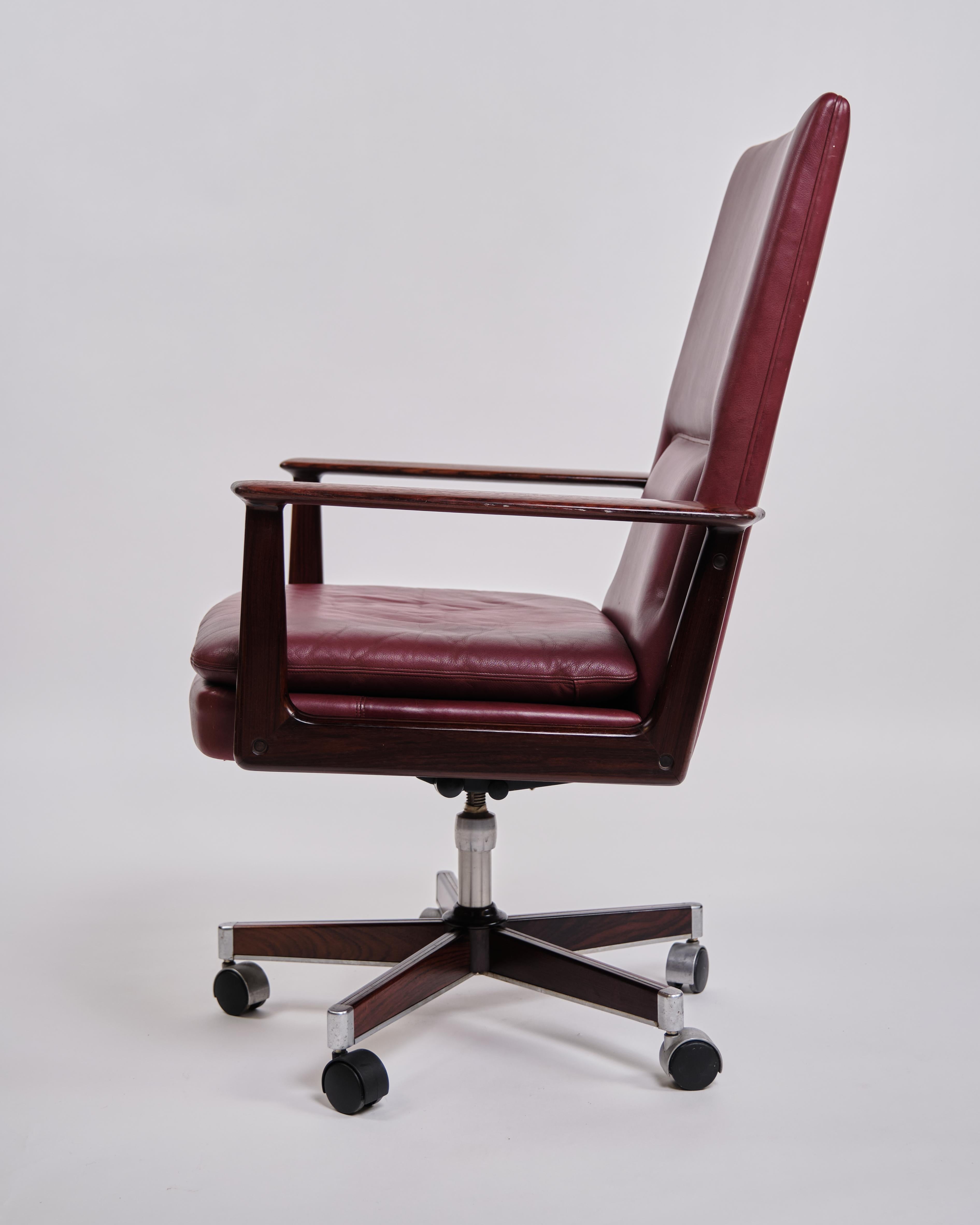 Mid-Century Modern Office Chair Model 419 In Rosewood & Burgundy Leather By Arne Vodder For Sibast For Sale