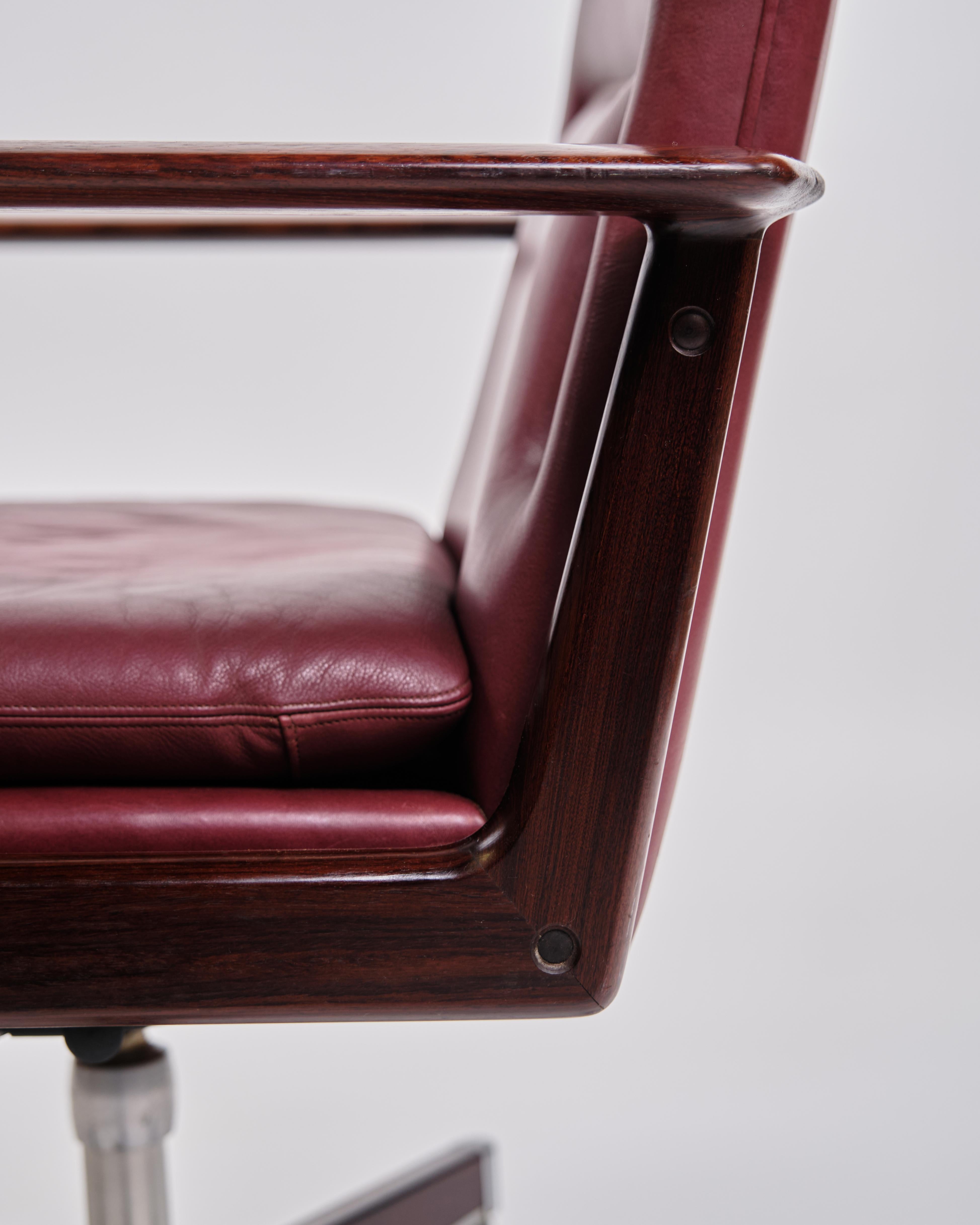 Mid-20th Century Office Chair Model 419 In Rosewood & Burgundy Leather By Arne Vodder For Sibast For Sale