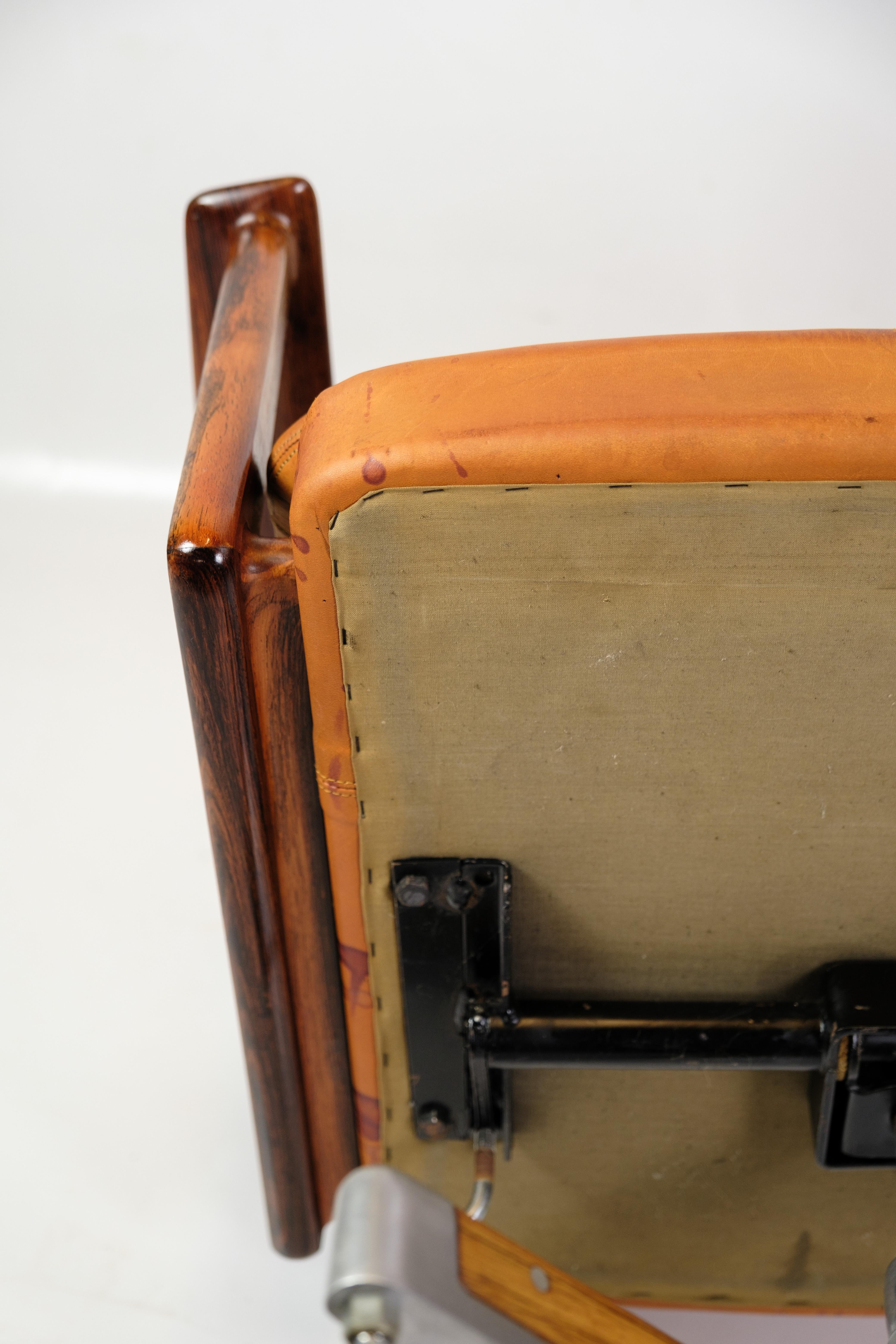 Sedia da ufficio, modello 419 con struttura in palissandro, sedile e schienale rivestiti in pelle cognac. E una base a cinque stelle in palissandro e metallo, montata su ruote. Disegnata da Arne Vodder e prodotta da Sibast Møbler a partire dagli