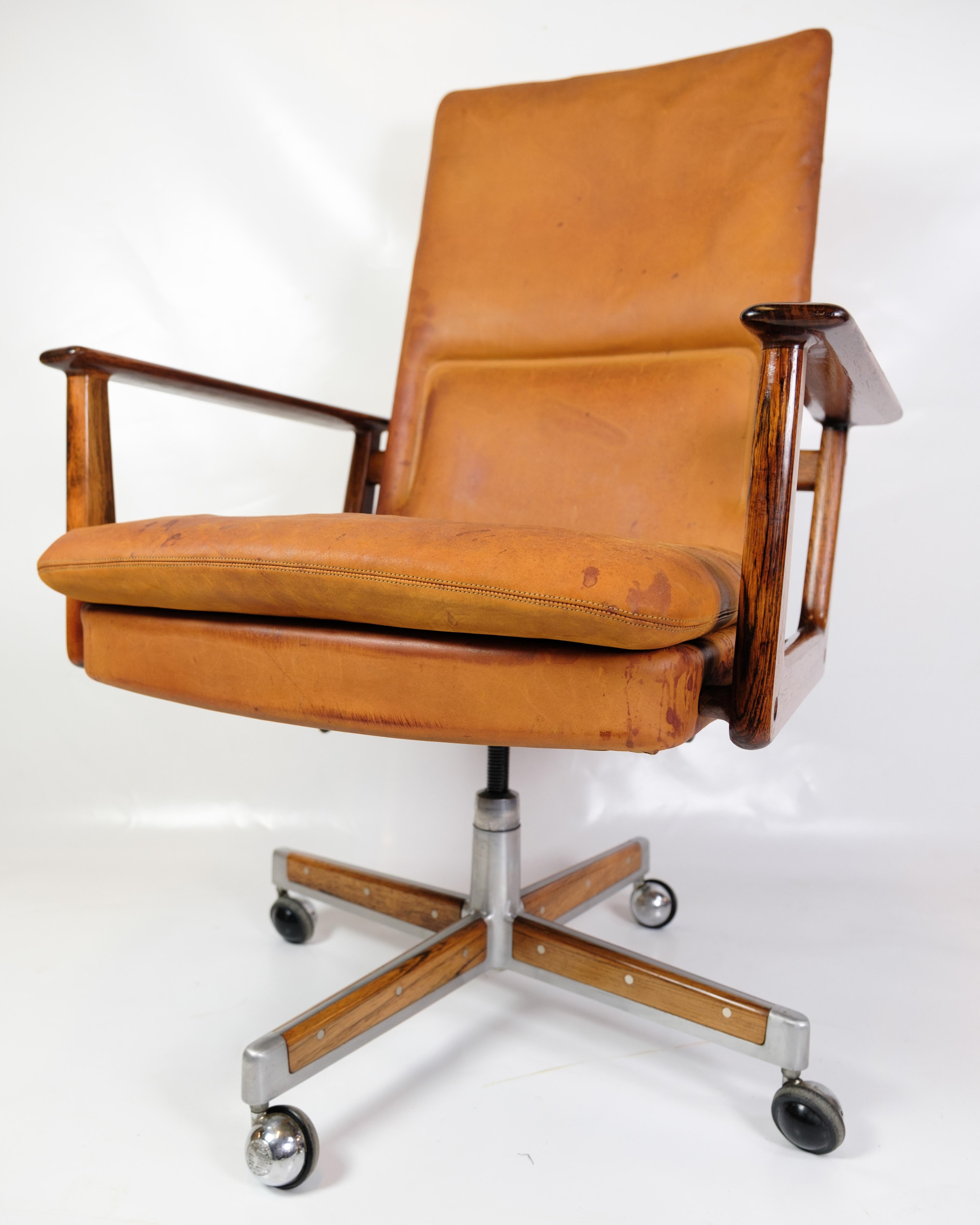 Pelle Sedia da ufficio Model 419 in palissandro e pelle cognac di Arne Vodder in vendita