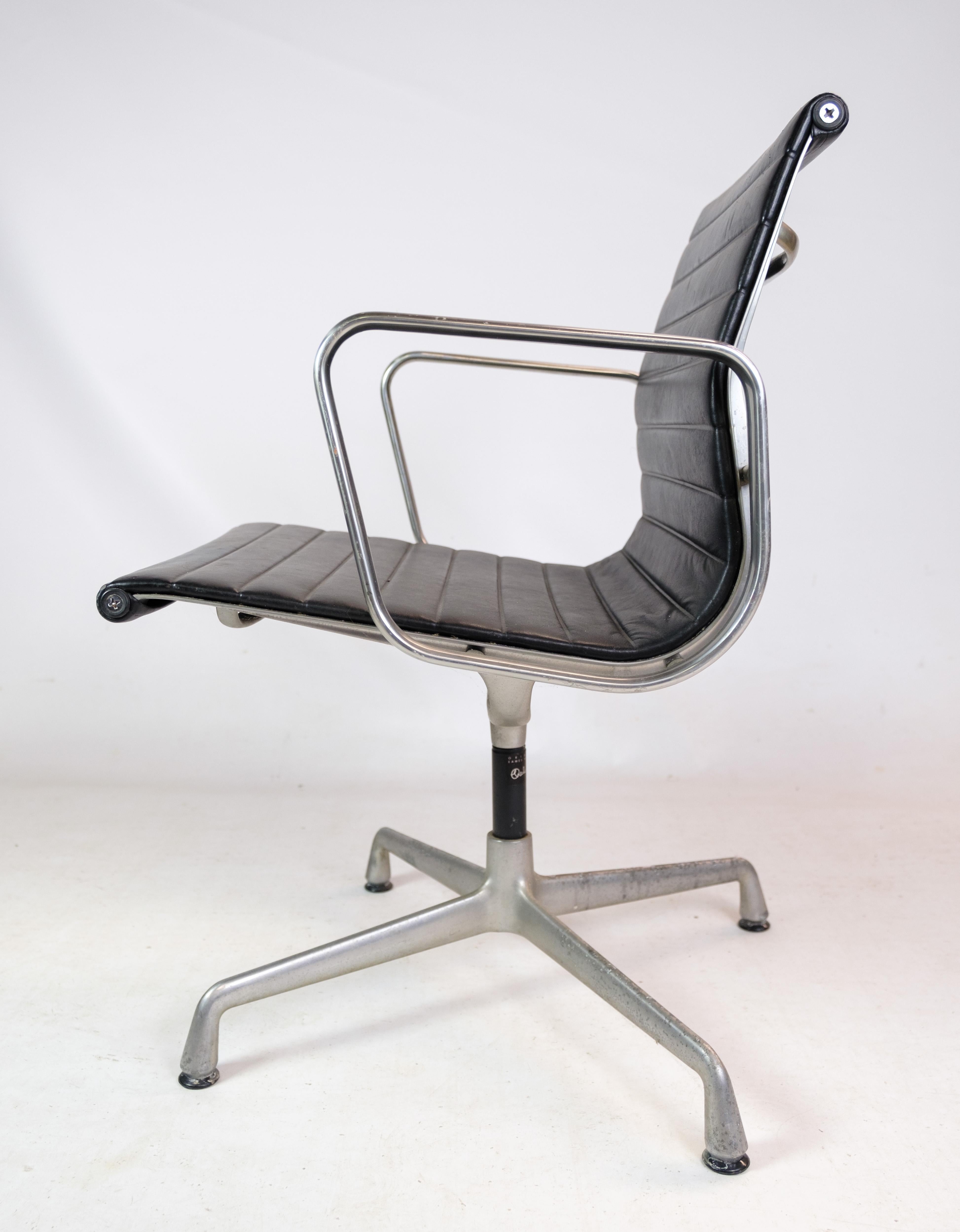 Chaise de bureau, modèle Ea-108, Charles Eames 2
