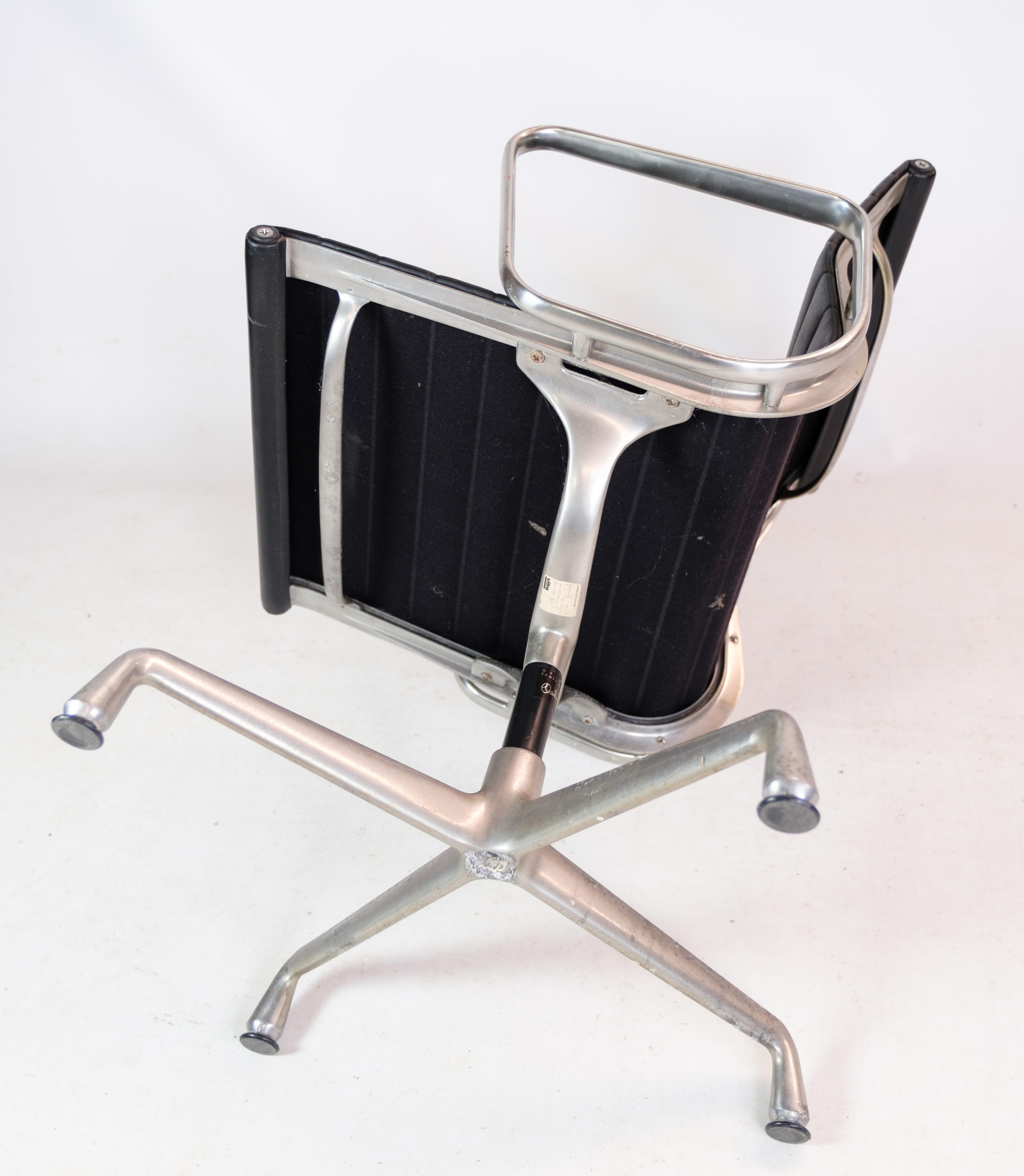 Chaise de bureau / fauteuil, modèle Ea-108, conçu par Charles Eames produit par Vitra. Le fauteuil a le cuir noir d'origine et est patiné car il s'agit d'un fauteuil usagé. La chaise a une fonction pivotante et un Label original. 4 En