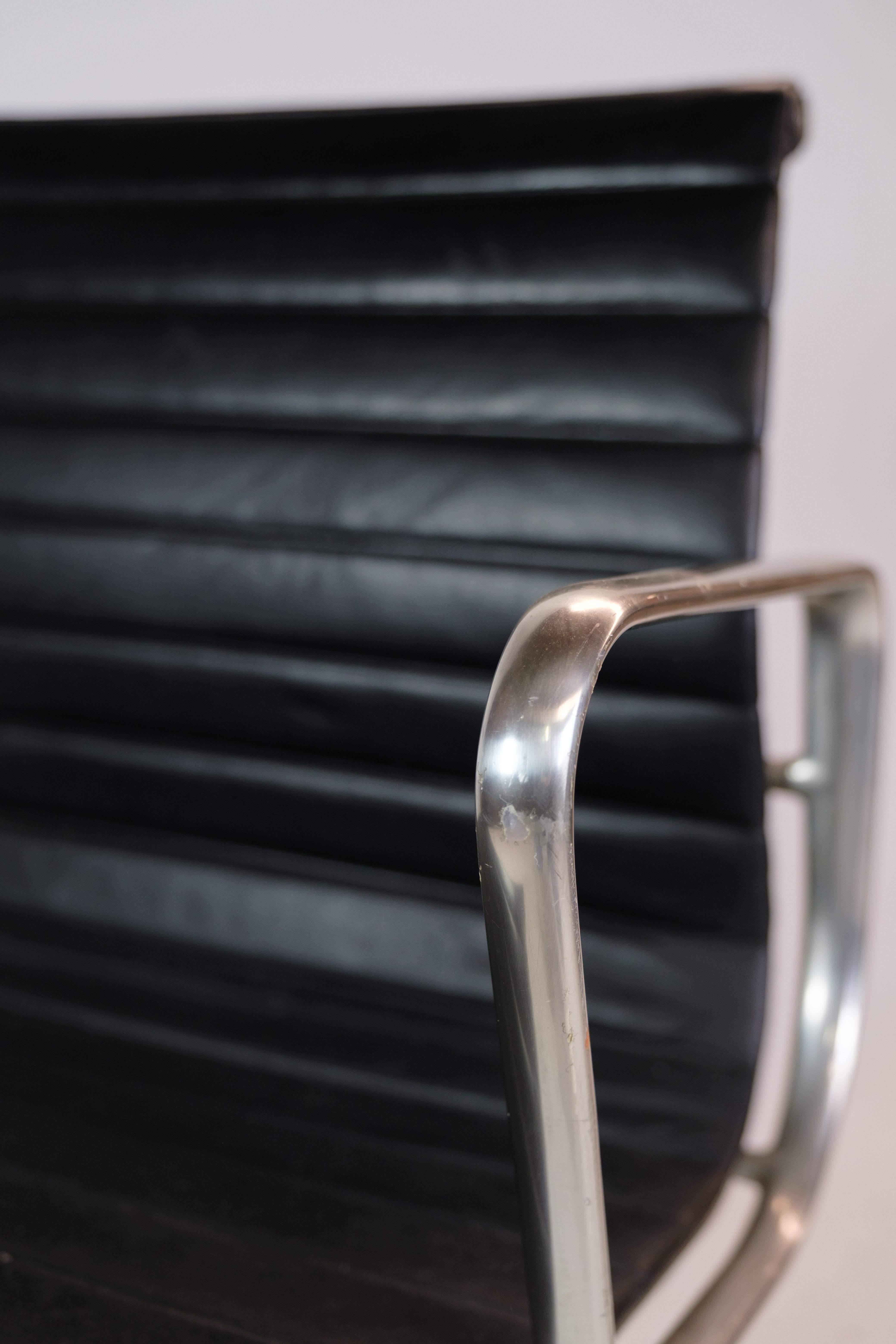 Chaise de bureau, modèle Ea-108, Charles Eames 1