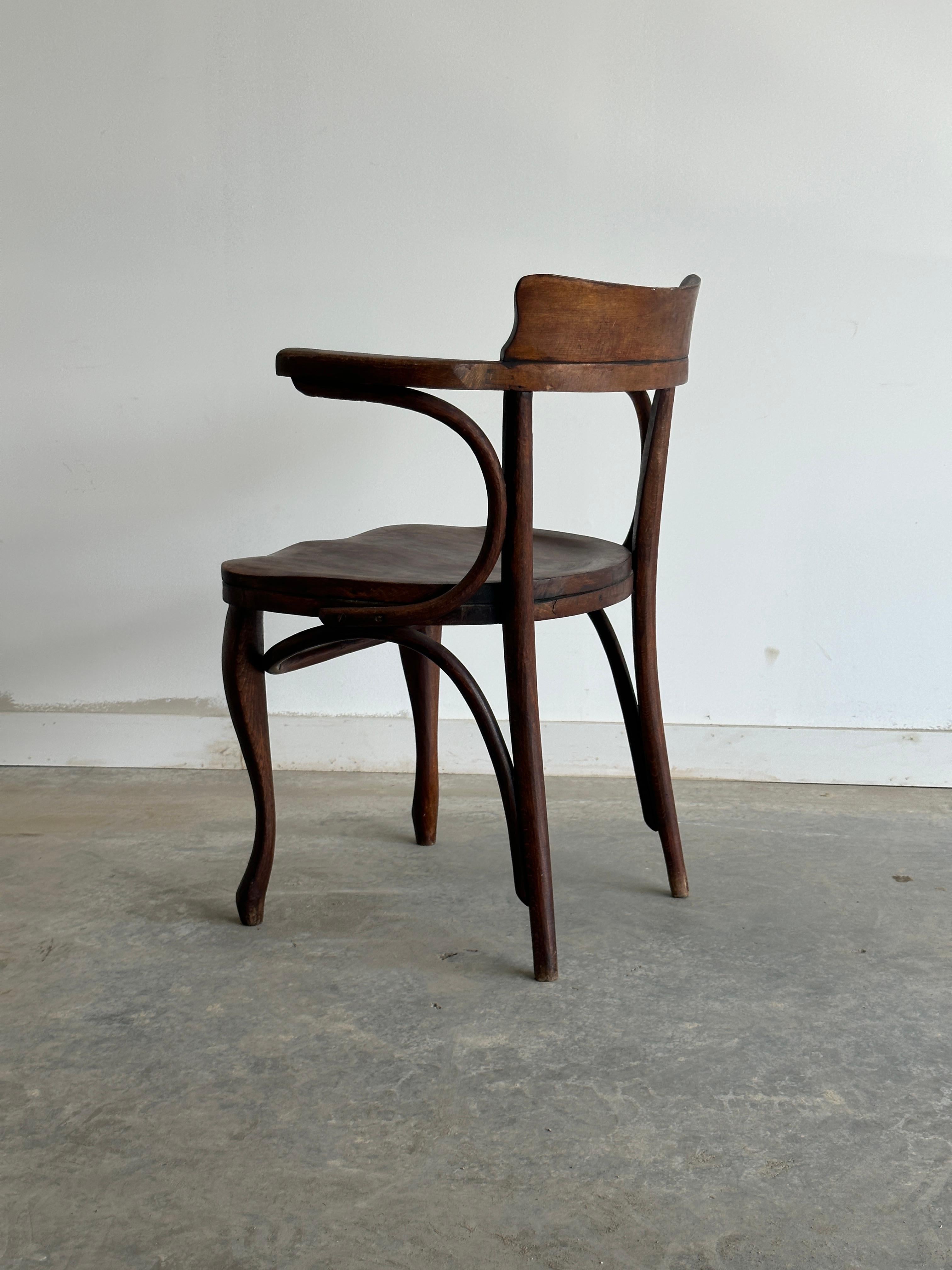 La chaise de bureau Secession n° 6150 est un meuble classique conçu par l'influent architecte et designer autrichien Adolf Loos au début du XXe siècle. Il a été réalisé par Thonet, un fabricant renommé de meubles en bois courbé. La chaise présente