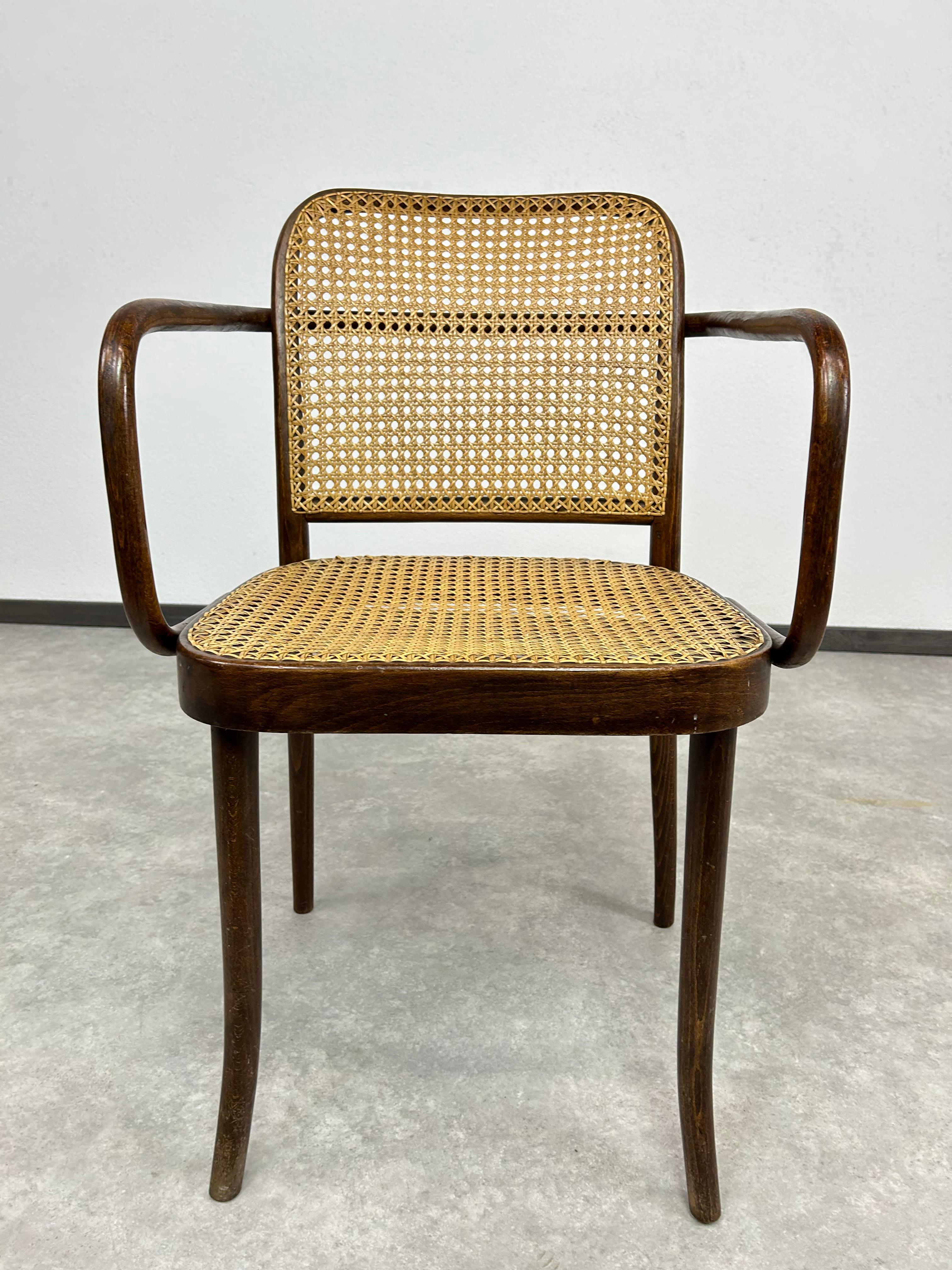 Bürostuhl Nr. 811, entworfen in den späten 1920er Jahren von Josef Hoffmann, in ausgezeichnetem Originalzustand mit handgeflochtenem Sitz und Rückenlehne aus Rohrgeflecht.
