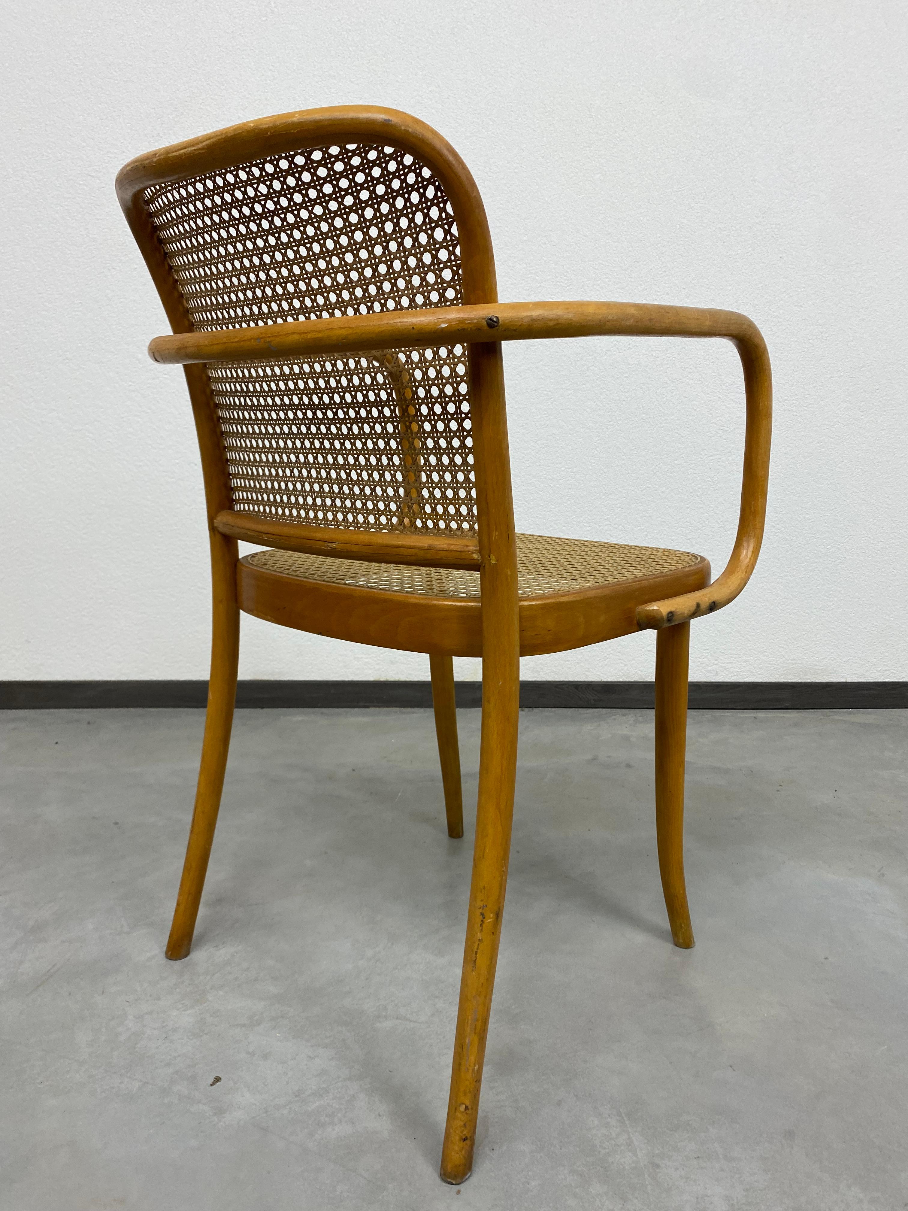 Bürostuhl Nr.811 von Josef Hoffmann für Thonet. Kombination aus natürlichem Rattan und handgefertigten Kunststoffsitzen.