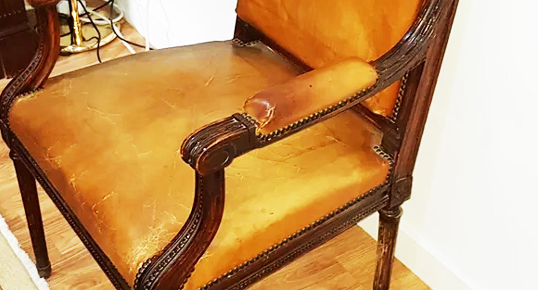 Precious office armchair with camel leather
 early 20th century
It maintains the original leather, the interior padding was replaced at the time, but the leather is authentic
It has a very elegant golden trim forming a square. It is finished off