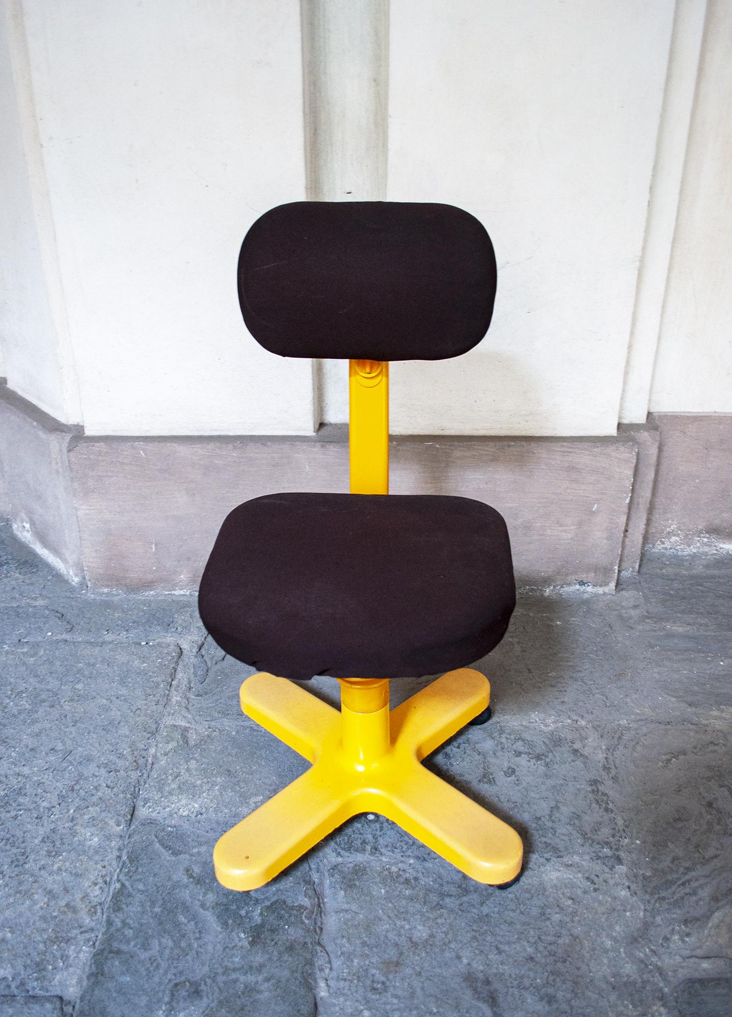 Office swivel chair with aluminum frame, sponge seat lined in fabric, plastic wheels.
Model Synthesis 45
Designer Ettore Sottsass
Producer Olivetti
Distributed by Conran
1960s.