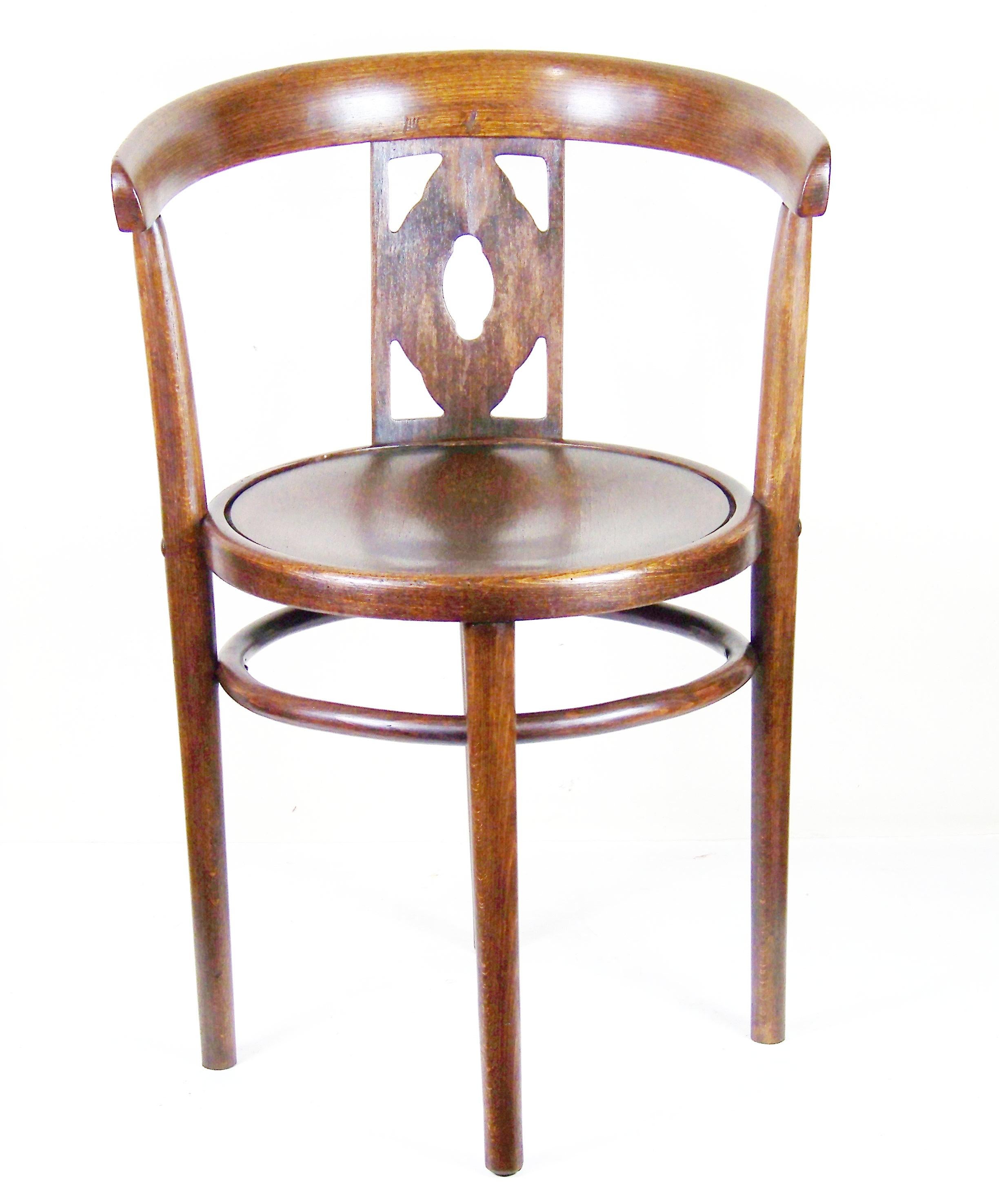 In schönem Originalzustand, perfekt gereinigt und mit Schellack poliert. Der Stuhl hat eine interessante Oberfläche - eine Eichenholzimitation (die durch das Bohren von künstlichen Poren, die Eichenholz imitieren, in Buchenholz und das Beizen in der