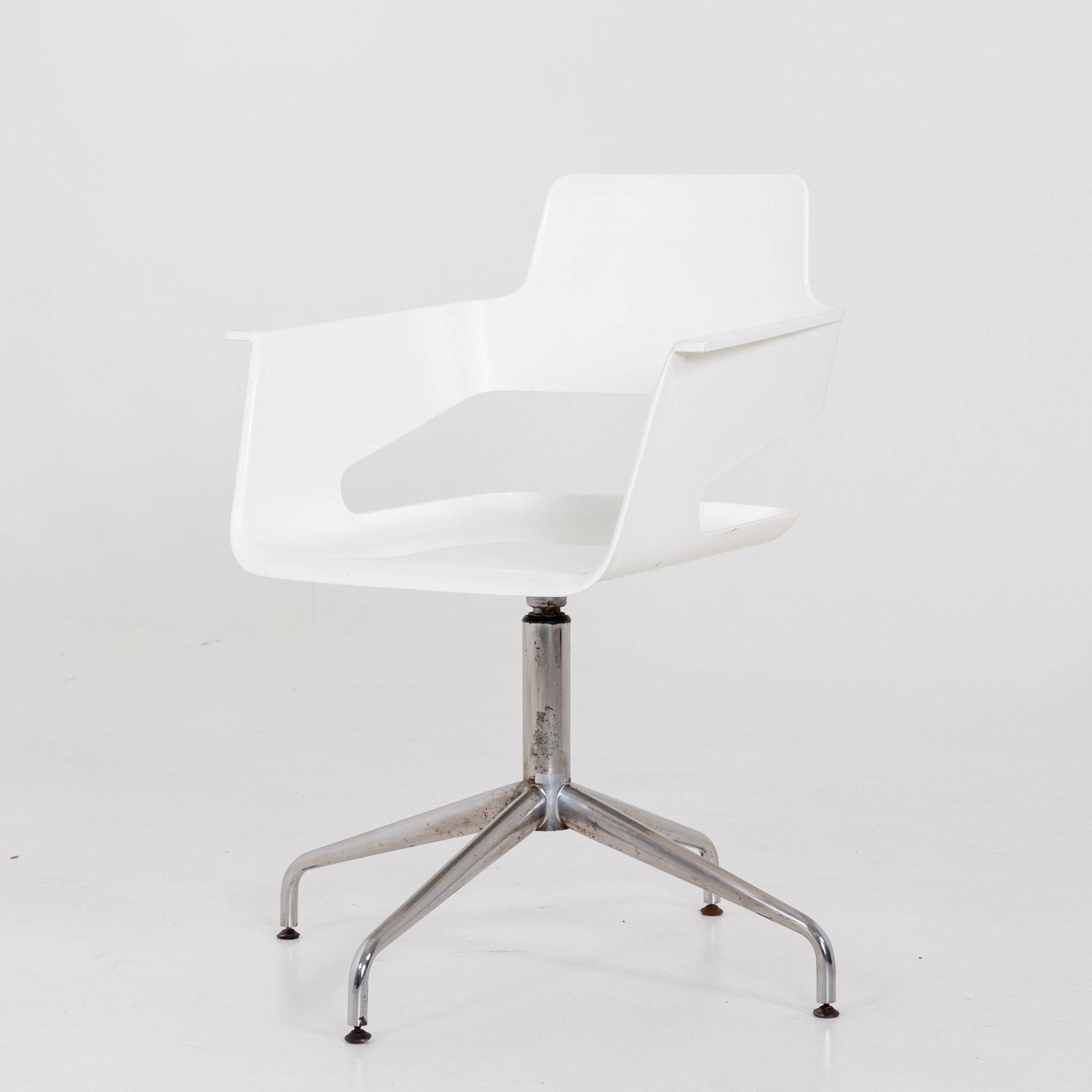 Ensemble de dix chaises de bureau, blanc et métal, 20e siècle en vente 2