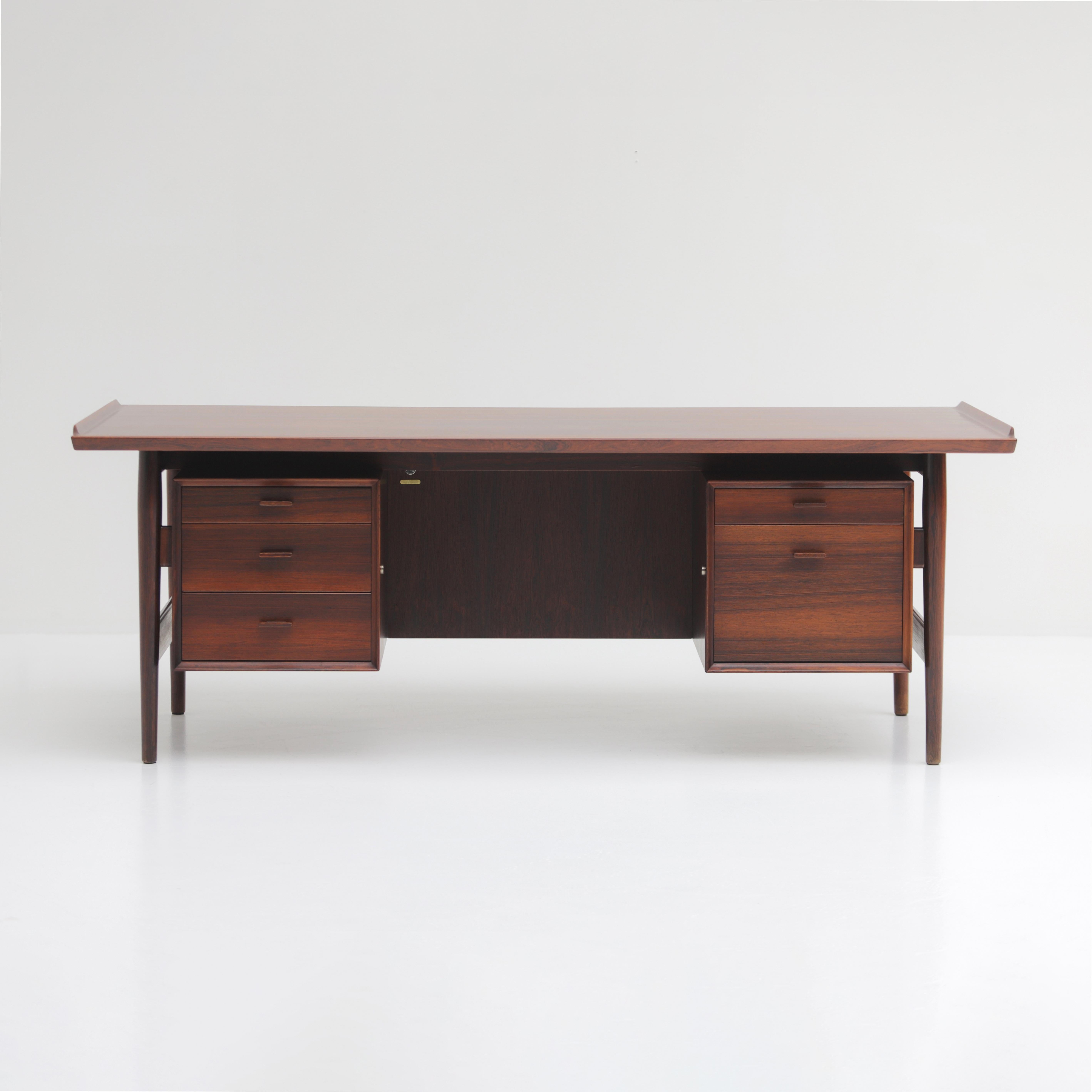 Wonderful office desk by Danish designer Arne Vodder for Sibast Mobelfabrik dating back from the 1960s. Vodder was recognized as one of the most important Danish architects of the 20th century. He was especially known for his special characteristic