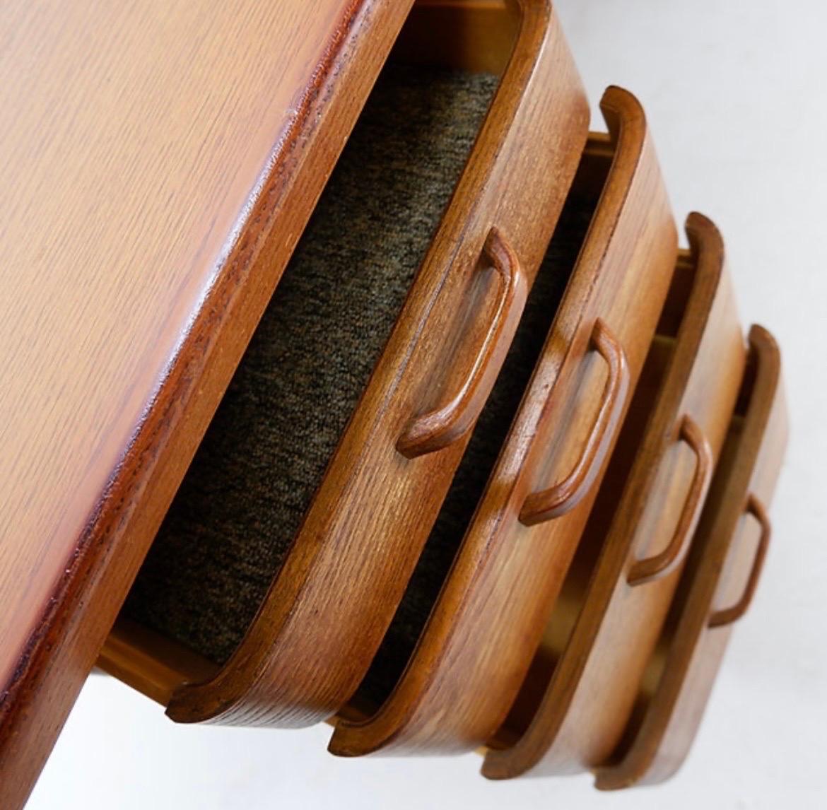 Office desk by Gunnar Ericsson for Facit AB Buromöbel Zurich - 1950s

Wear consistent with age and use

Swedish design - Office desk
- Without key -
Measures : 191cmx90cm H:77cm 
Material : Wood 