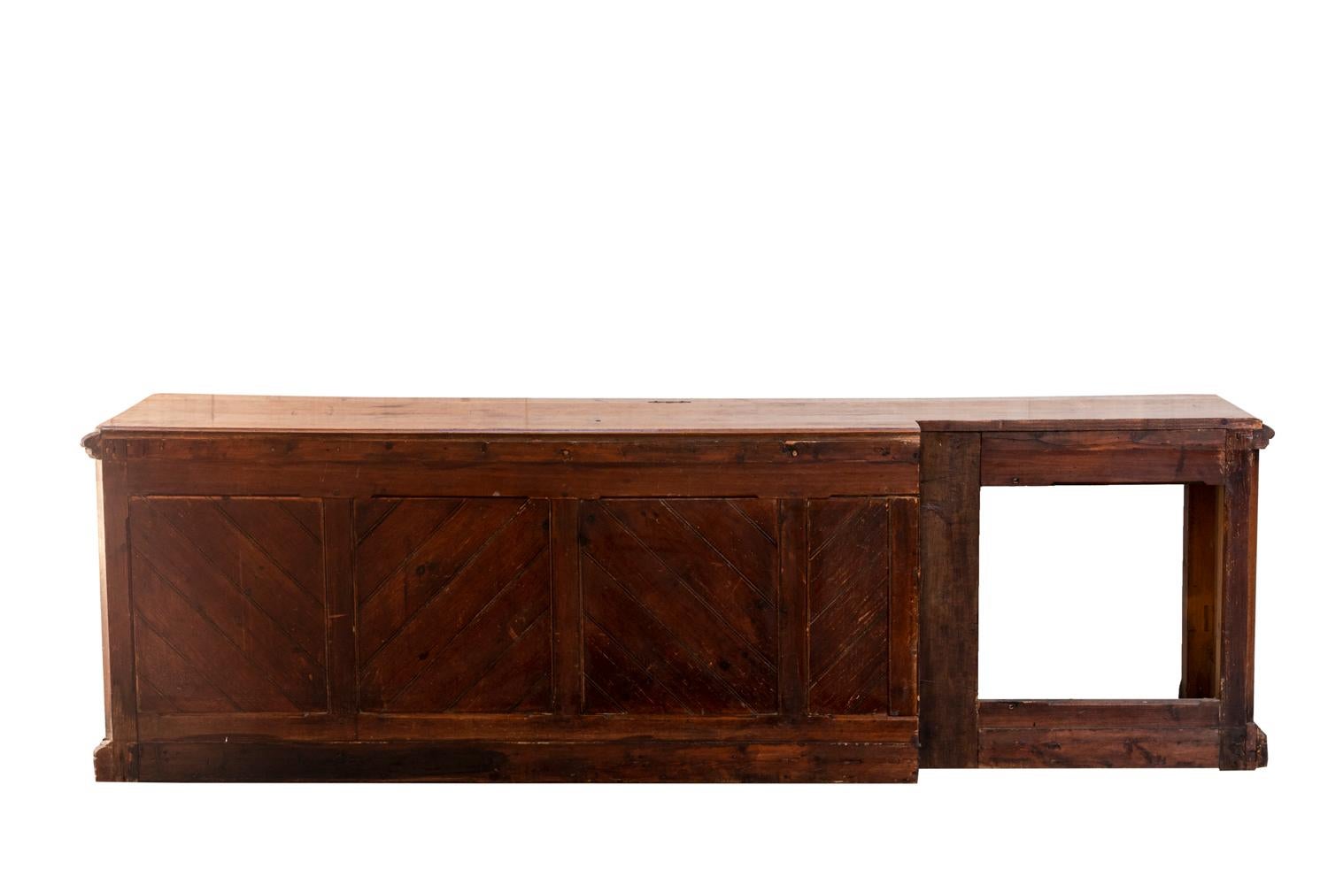 Office desk opening by one drawer in the center of the tray. Straight molded tray and legs. Partitioned back apart for the left part, which is shifted upon the front. Coin slot adorned with a chiseled metal piece. Varnished natural fir tree.

Work