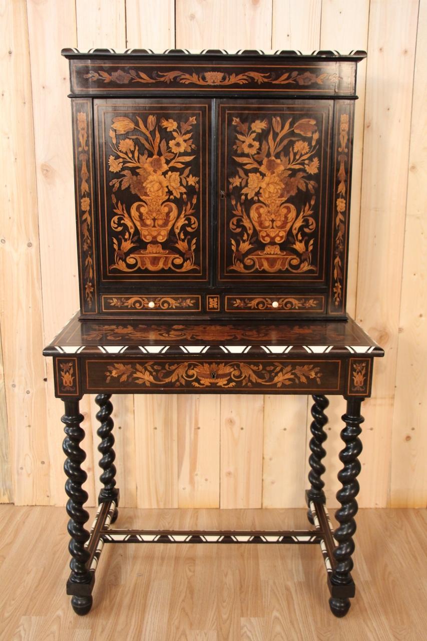 Scrivania Bohneur du jour in legno annerito e intarsiato, base a tortiglione, apertura con tre cassetti, uno in cintura e due a ribalta il piano si estrae per rivelare un calamaio in ottime condizioni.