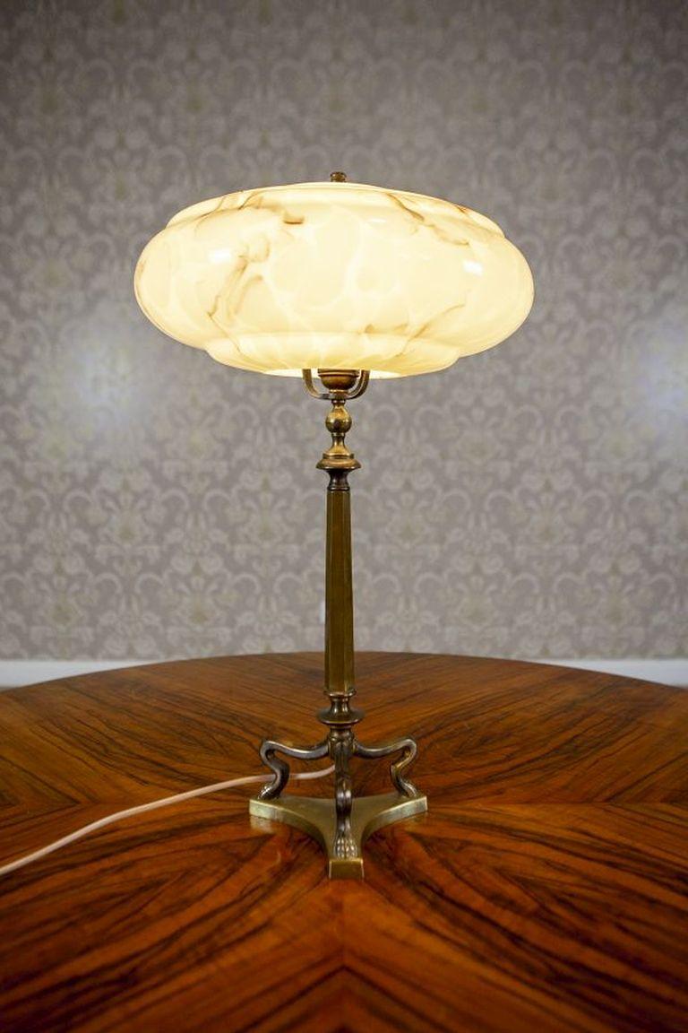 Art Deco Office Lamp From the Early 20th Century With Glass Shade

This electric office lamp in the Art Deco style from the 1930-1940 is made of metal and glass. The shade is original.
Lamp is functional - european plug in.