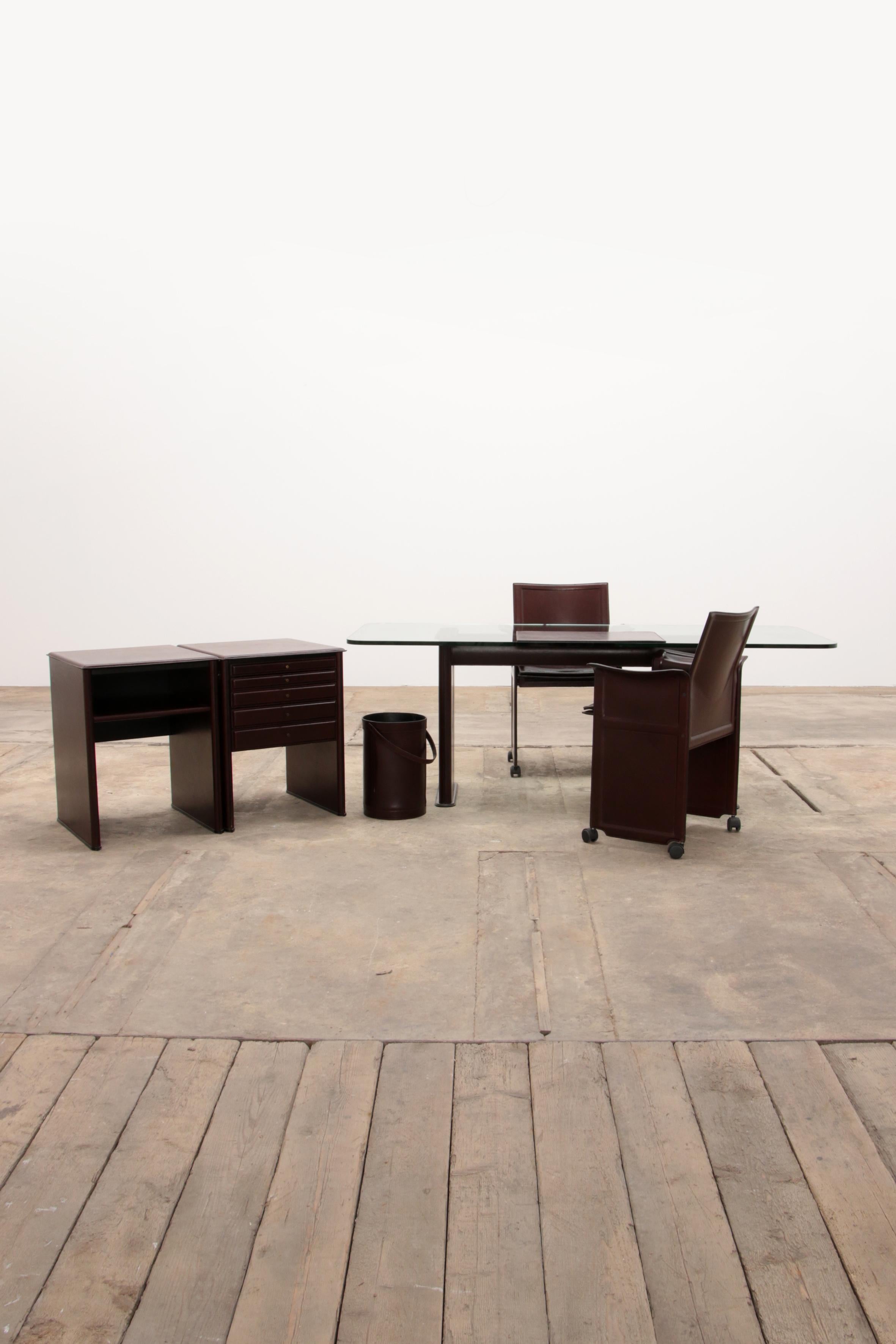 The set has the same beautiful brown color and is covered with leather, the glass is in top condition. 

Heavy glass plate 1.5 cm thick

Modern set of 2 chocolate brown vintage chairs designed by Tito Agnoli for Matteo Grassi 1979, Italy. 

With a