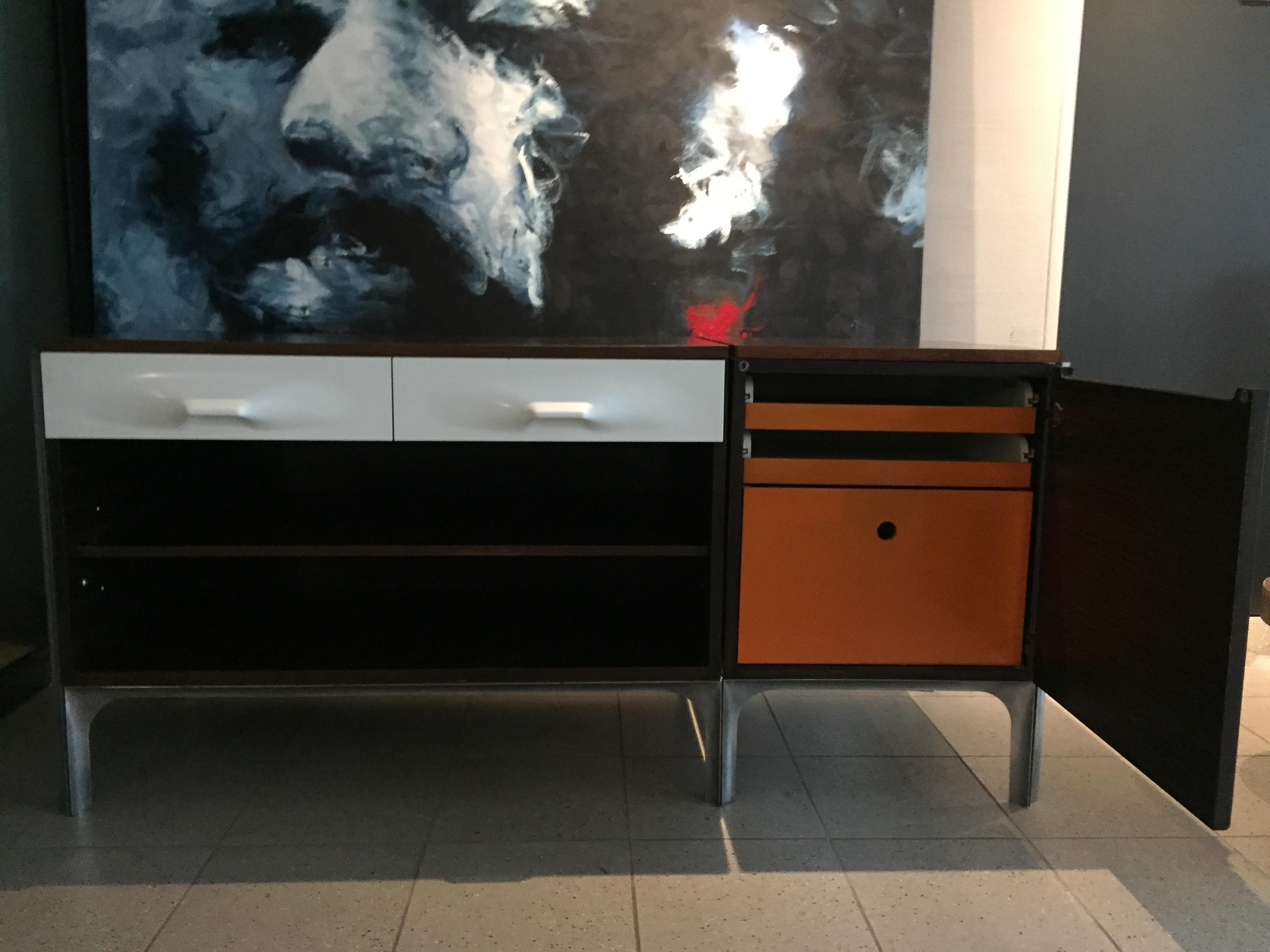 Raymond LOEWY DF2000
Desk sliding tray and its box
Edition Doubinsky brothers 1965 very good condition
Dimension 155cm x 56 x 78.
Body in rosewood veneer, frame formed of aluminum angles, sliding tray with two fake drawers in white lacquered ABS