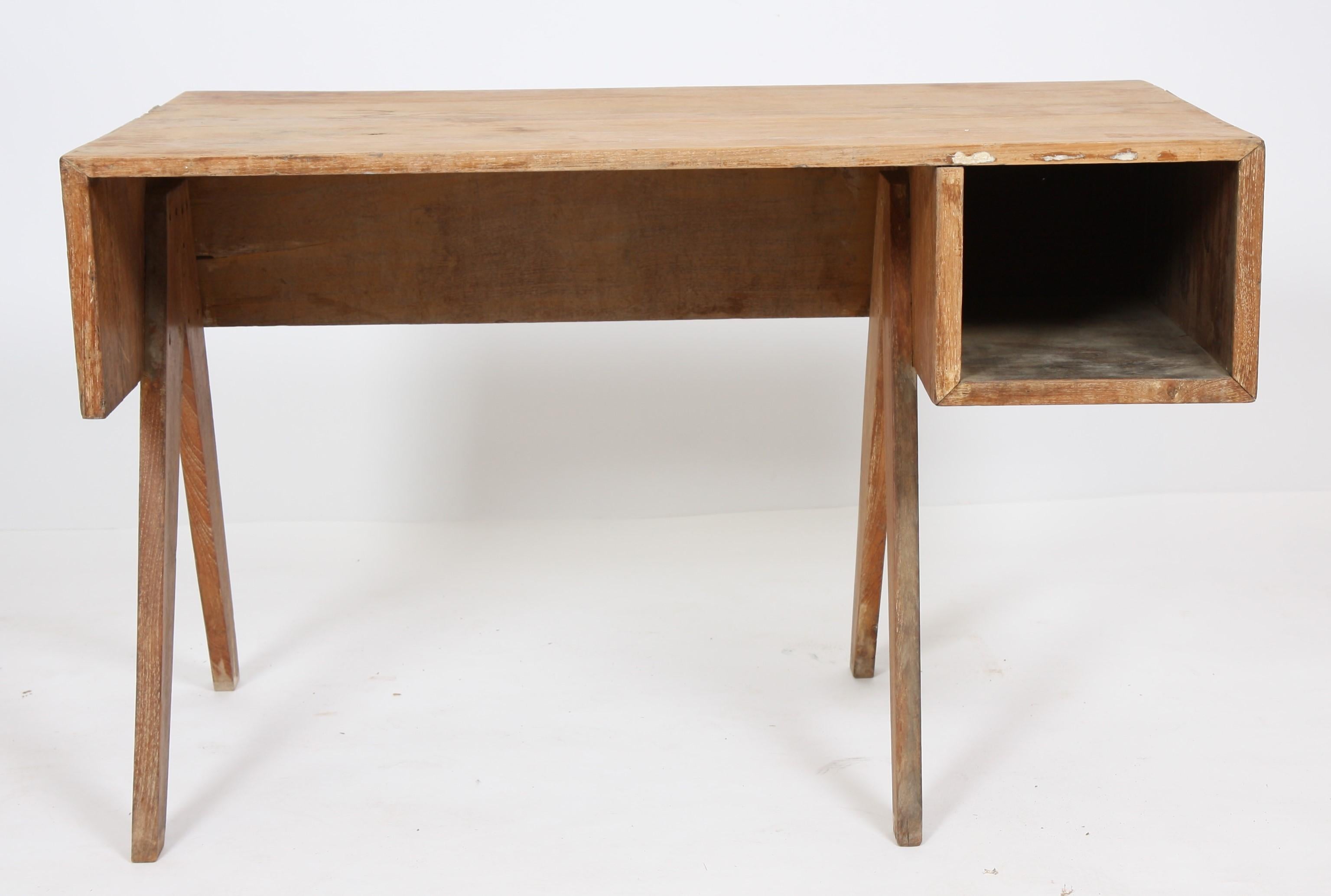 Office solid desk in teak and teak veneer.
Rectangular tray with sides and drooping supported 
by a double base