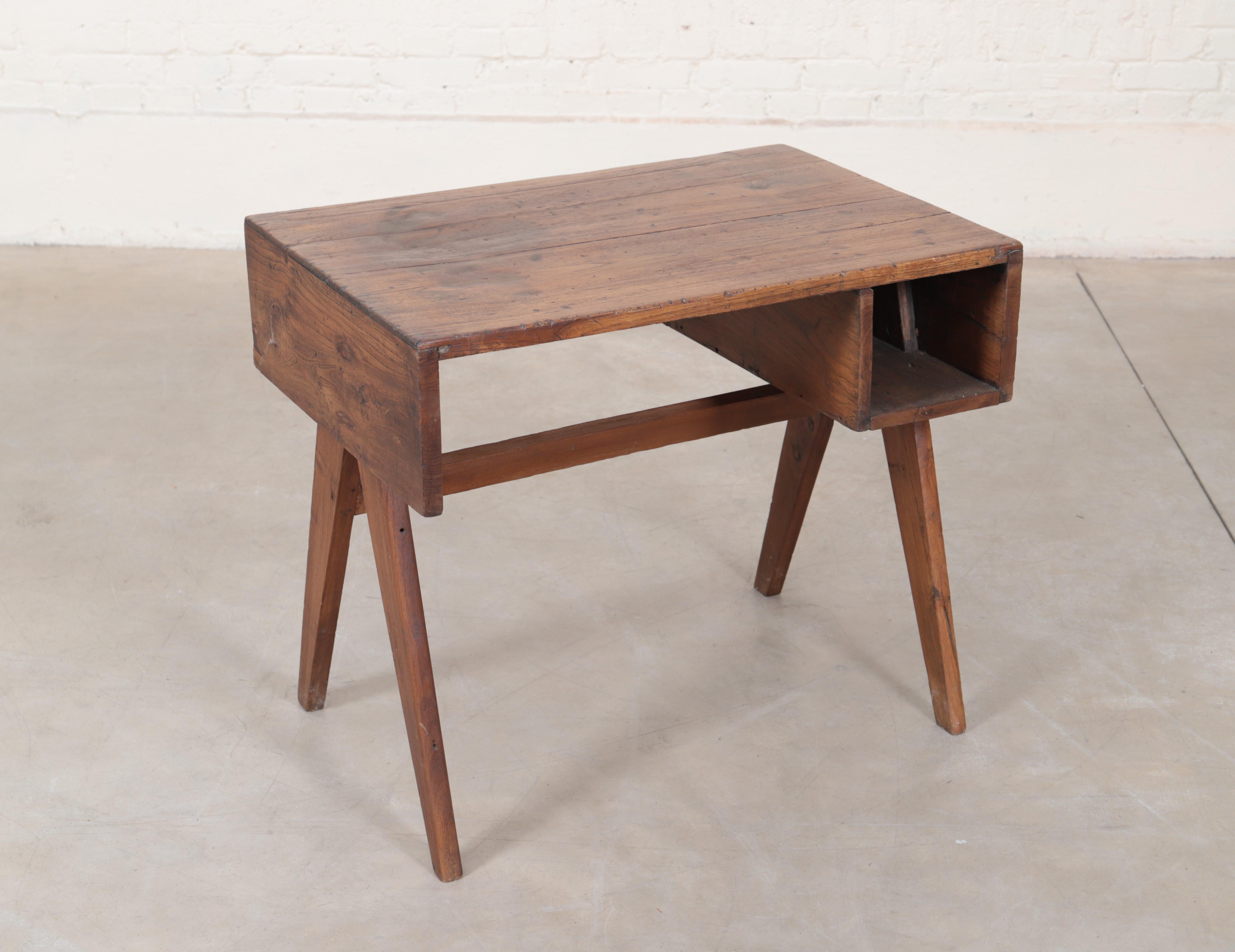 Office solid desk in teak and teak veneer.
Rectangular tray with sides and drooping supported by a double base