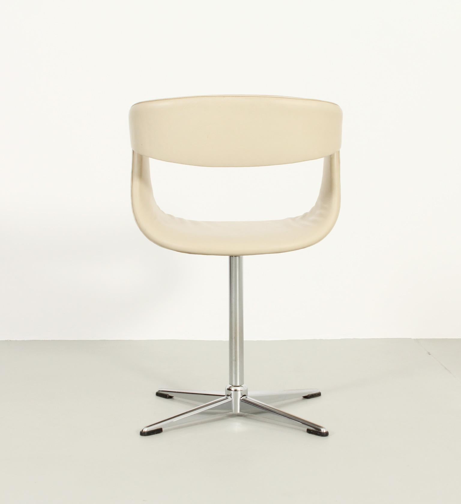 Office Swivel Chair in Cream Leather, France, 1960's For Sale 3