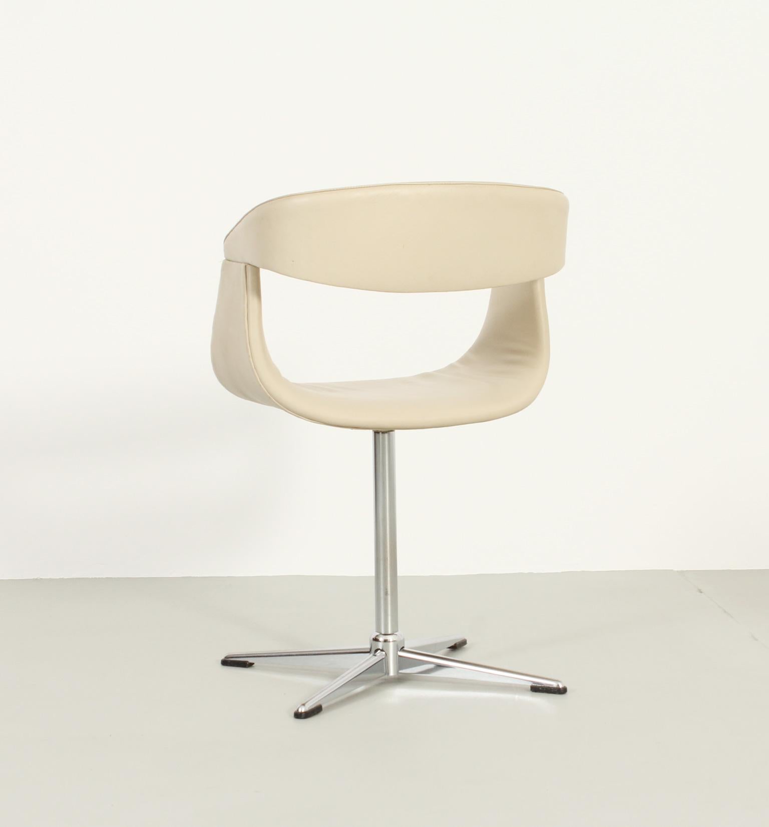 Office Swivel Chair in Cream Leather, France, 1960's For Sale 4