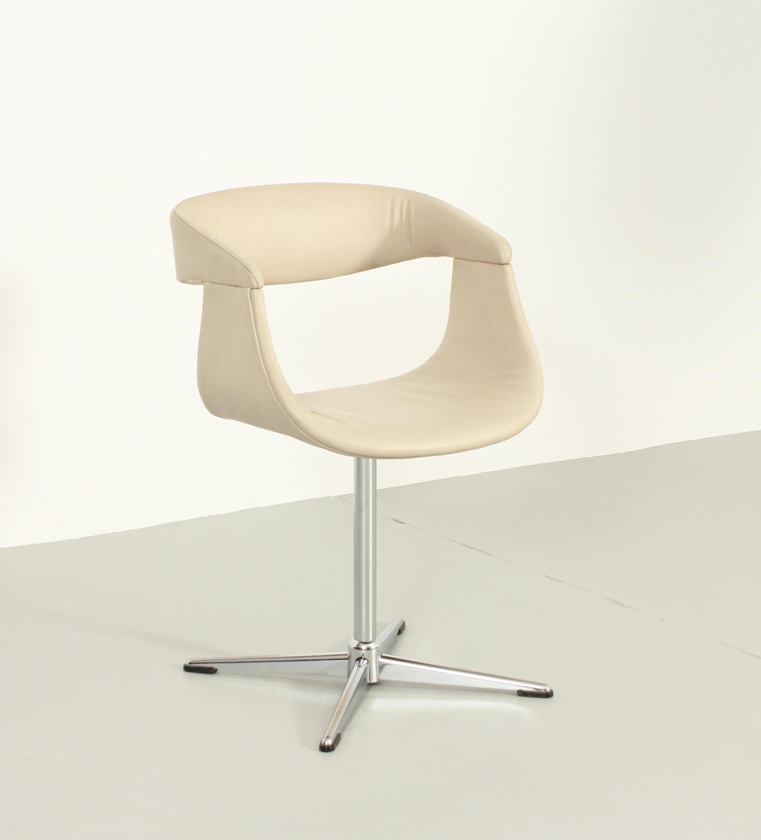 Office swivel chair from 1960's, France. Upholstered in cream leather and chromed metal base.