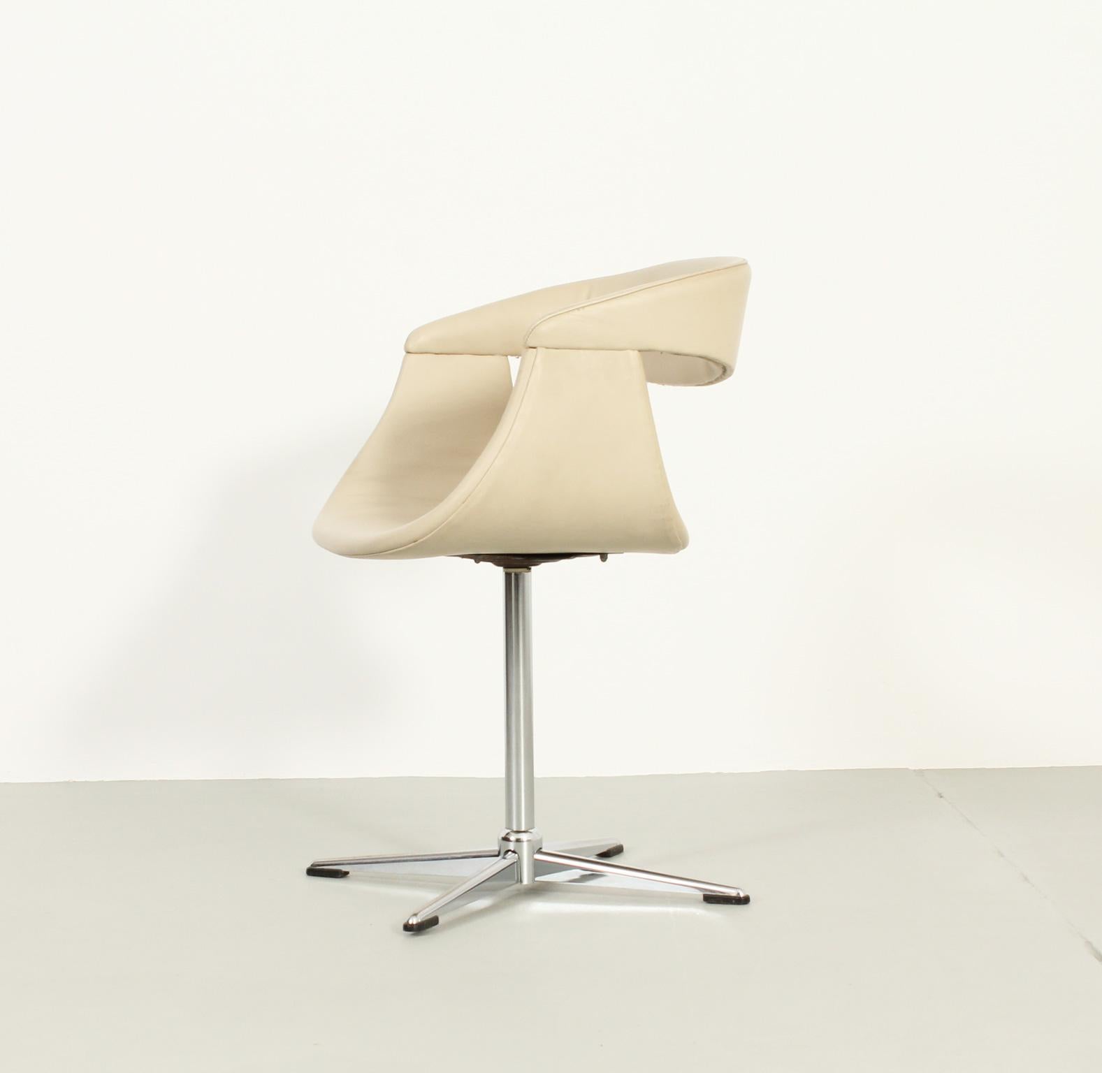 French Office Swivel Chair in Cream Leather, France, 1960's For Sale