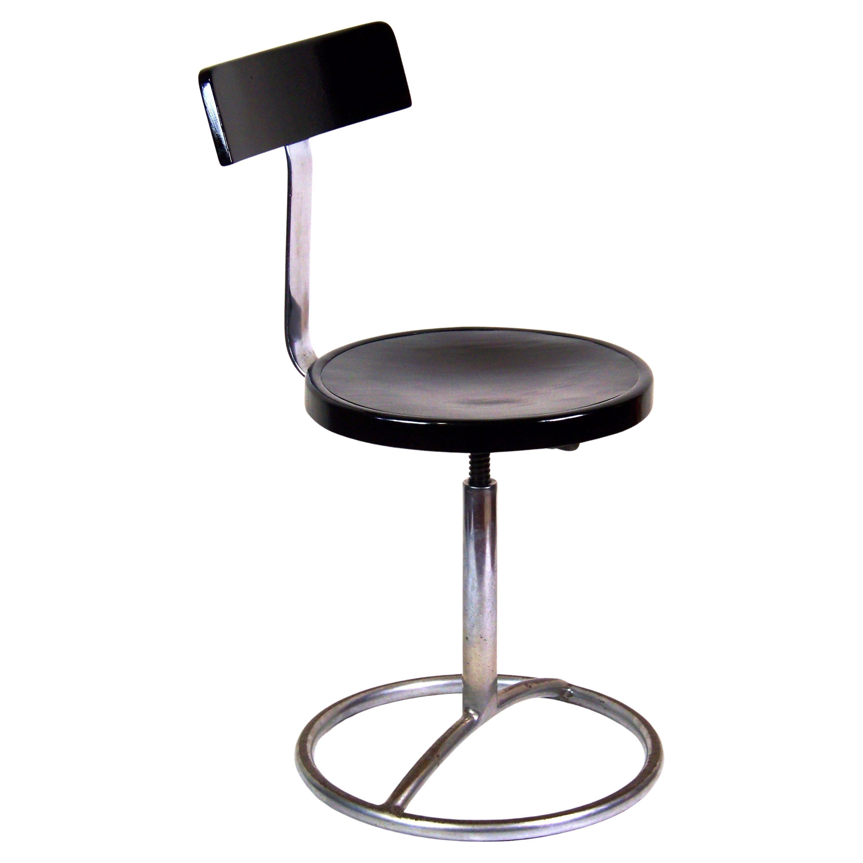 Entièrement fonctionnel, en bel état d'origine, seule la finition a été restaurée (polissage à la main à la gomme-laque noire). 

diamètre du siège : 38 cm