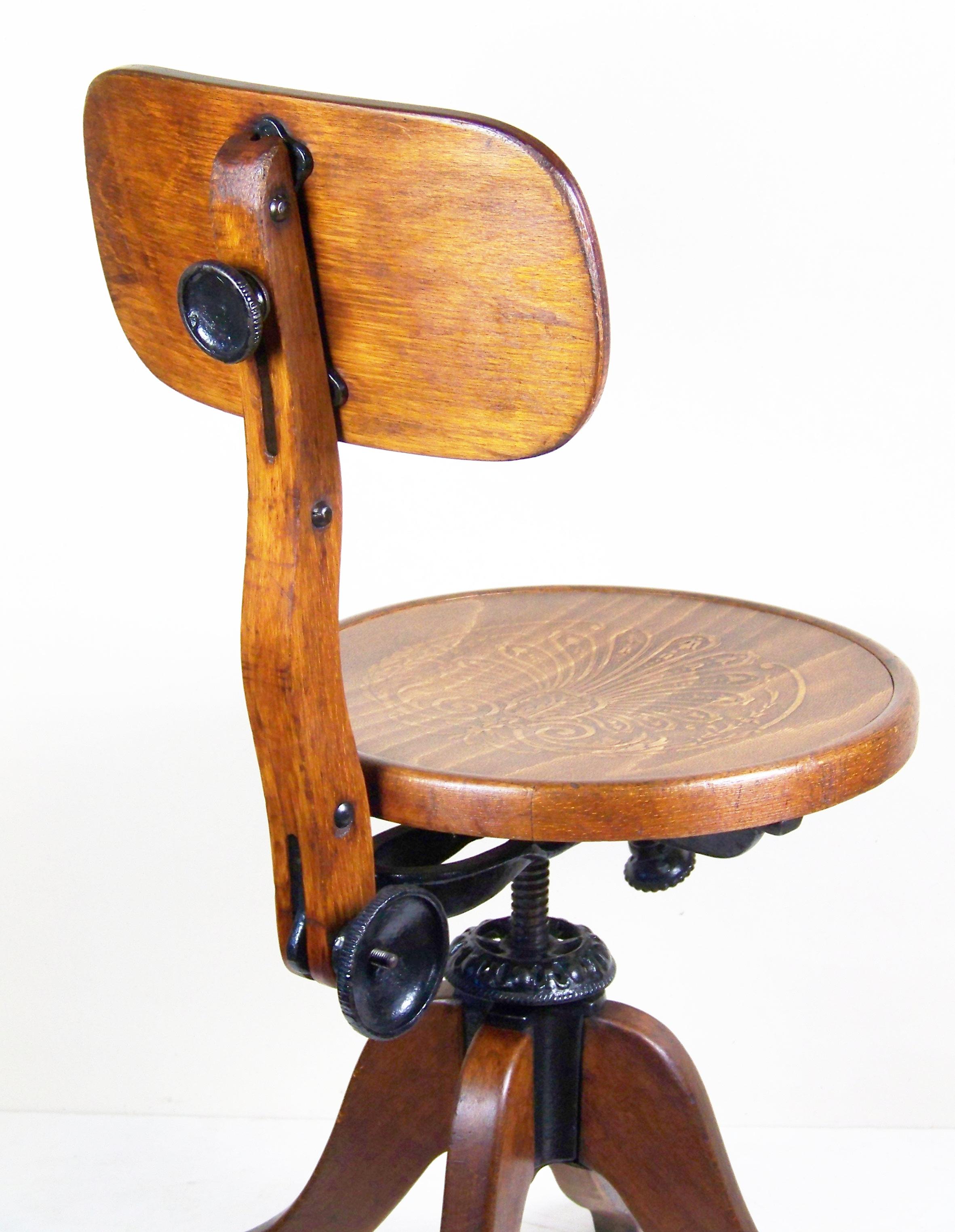 Czech Office Swivel Chair, Thonet B580 Chair, since 1925