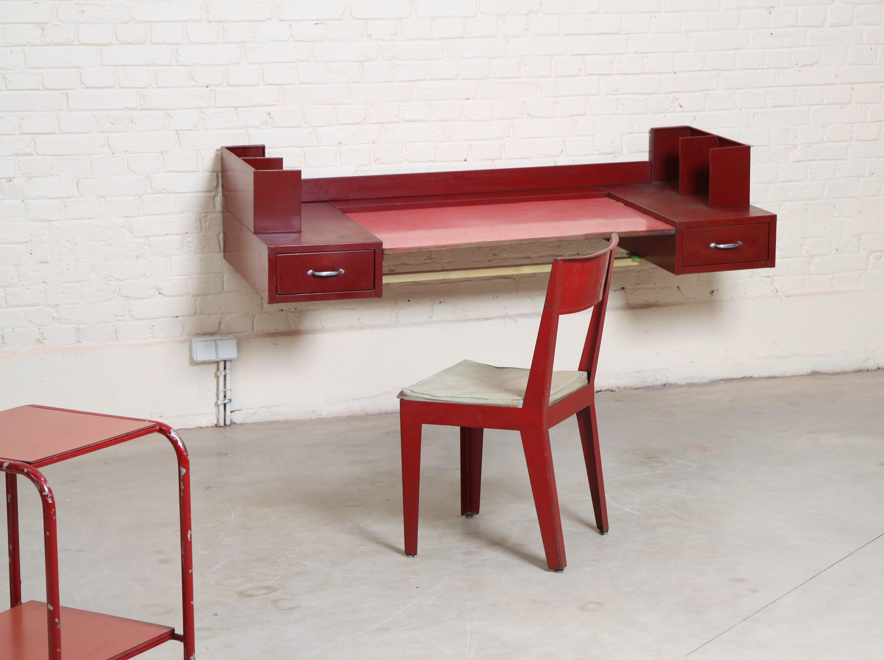 Set consisting of a office table and chair with angle structure. The whole being entirely lacquered in red-blood color.

Furniture designed in 1934-35 for the sanatorium of Guébriant and sponsored by the French Army to the architects Abraham and