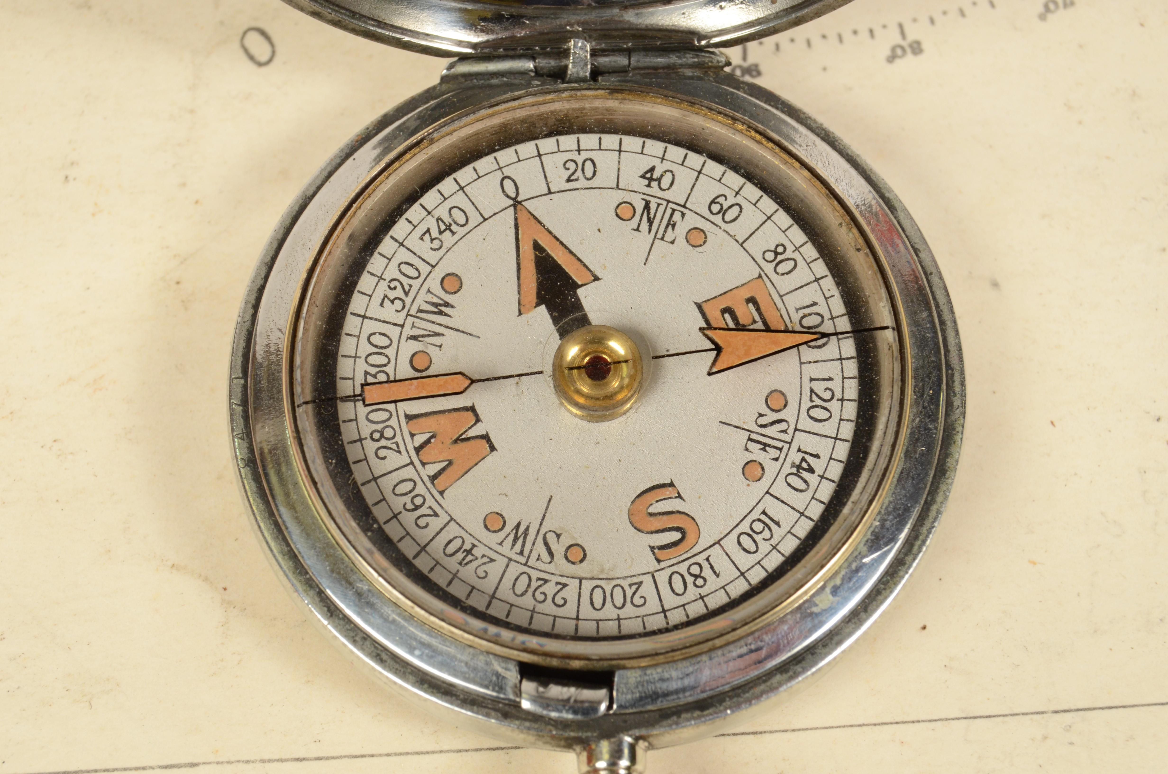 Officer Pocket Aviation Compass Used in 1918 Signed Clement Clarke Ltd London In Good Condition In Milan, IT