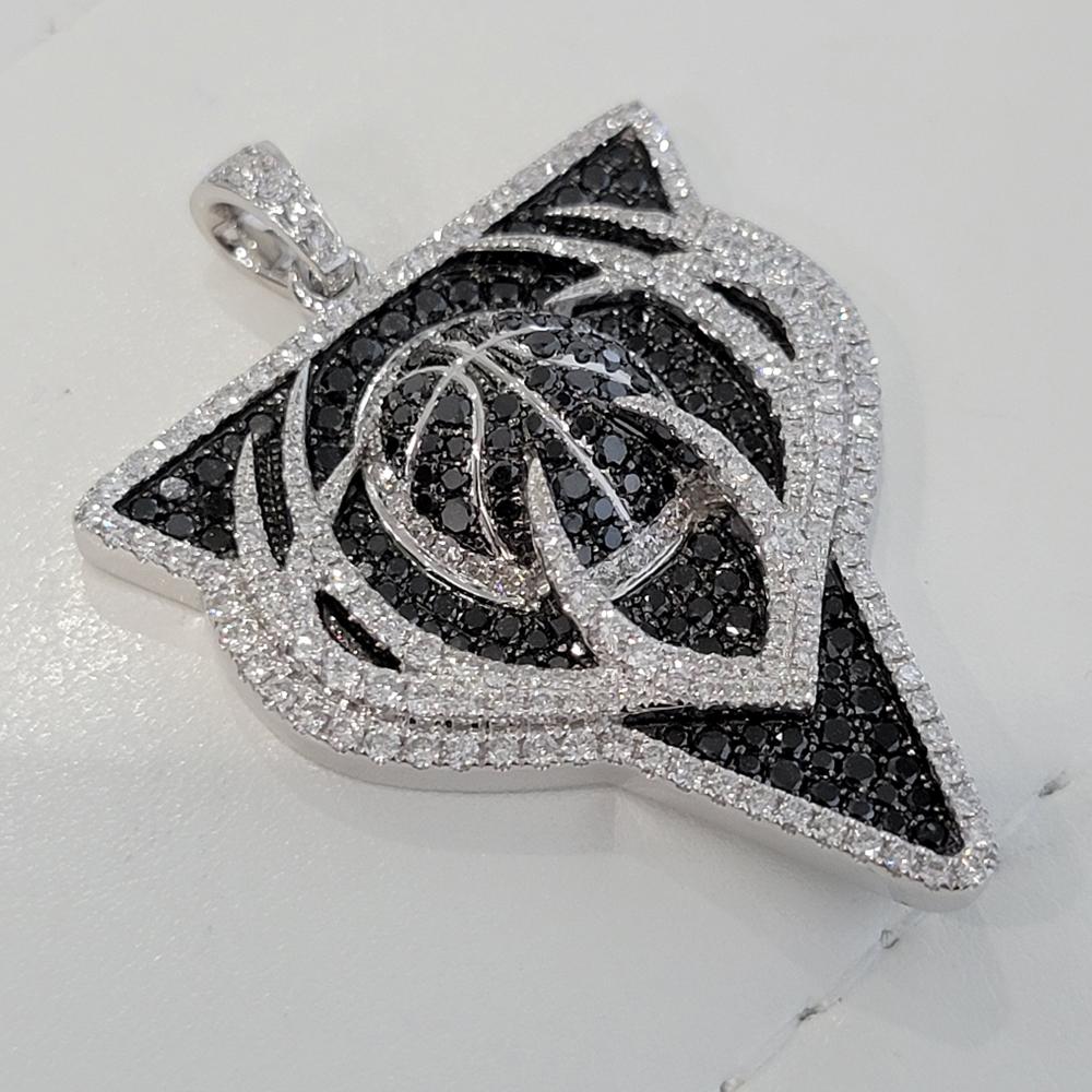 Ciondolo con diamante in oro 14k con licenza ufficiale NBA Milwaukee Bucks di Gameplan In condizioni Nuovo in vendita a Beverly Hills, CA