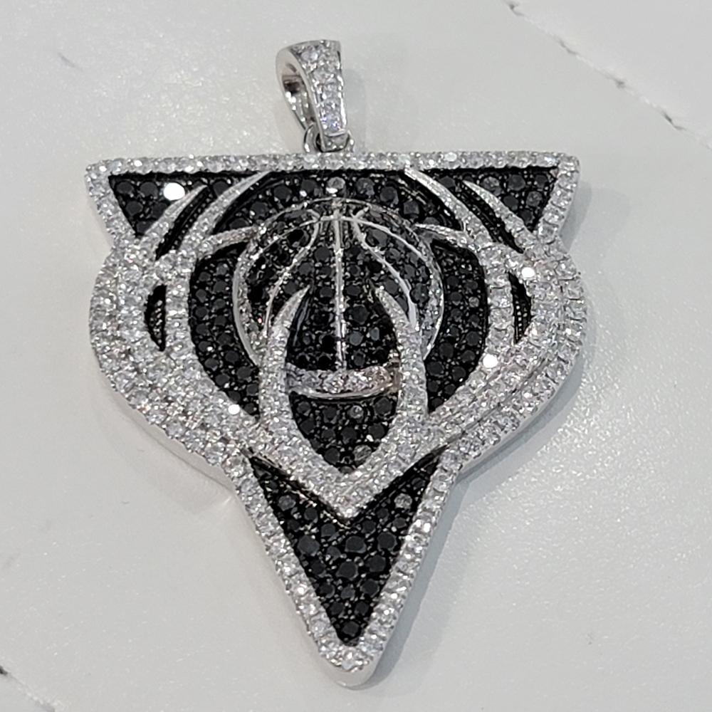 Ciondolo con diamante in oro 14k con licenza ufficiale NBA Milwaukee Bucks di Gameplan in vendita 1