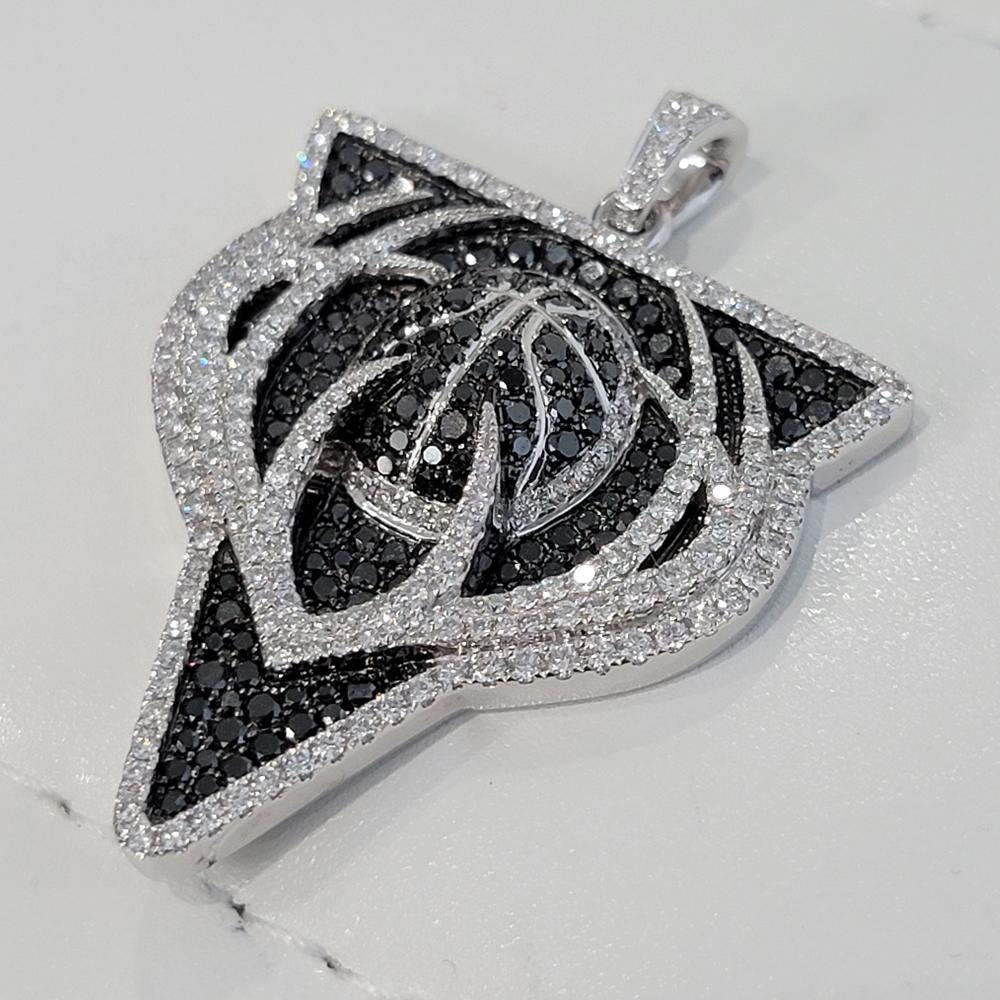 Ciondolo con diamante in oro 14k con licenza ufficiale NBA Milwaukee Bucks di Gameplan in vendita 2