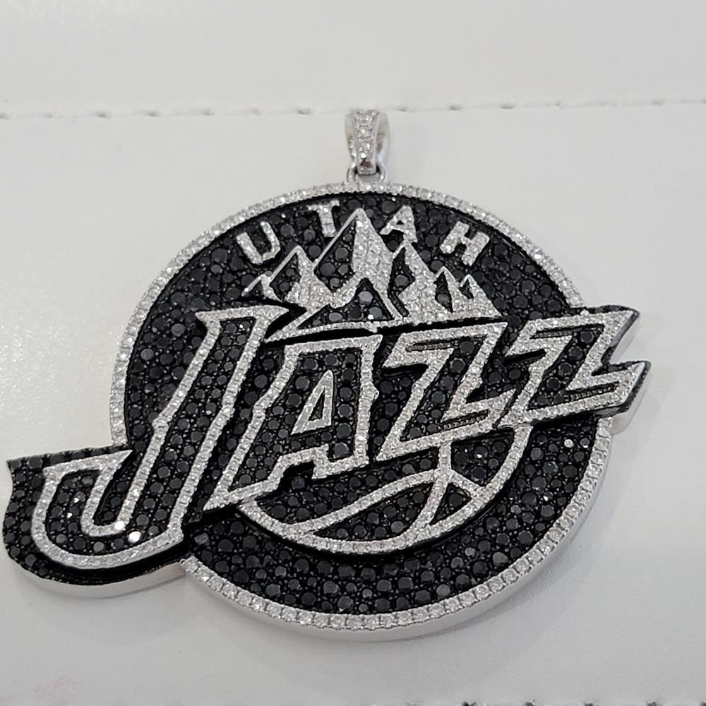  THE FINEST AND MOST VARIED SELECTION OF WATCHES & JEWELRY IN THE WORLD
FROM BEVERLY HILLS, CALIFORNIA, USA
 
Pendant Description

BRAND : GAMEPLAN

MODEL : NBA, Utah Jazz

COUNTRY OF MANUFACTURE : United States

YEAR OF MANUFACTURE : 2010s

CASE