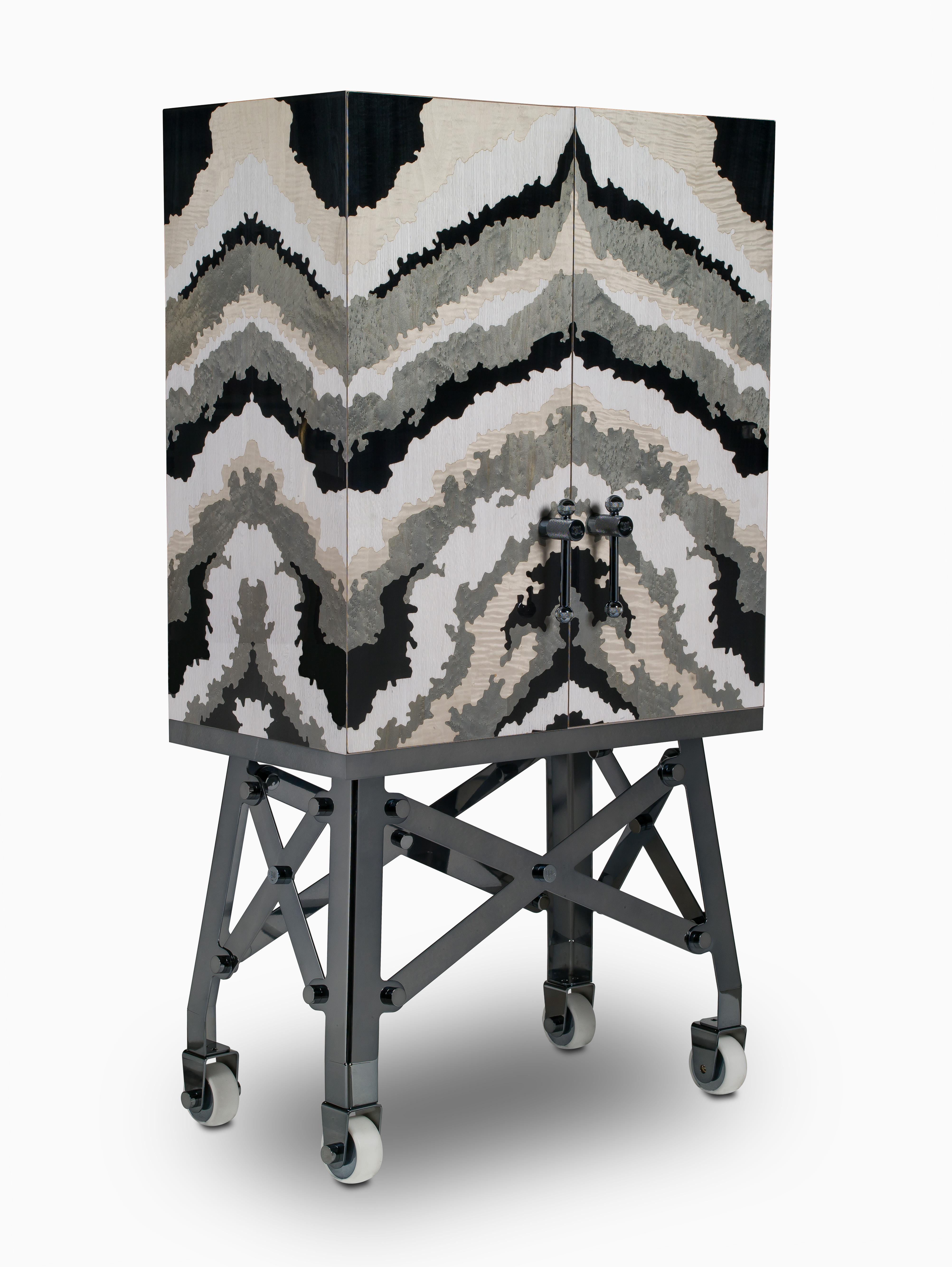 Dans les meubles de rangement Officina, la finition Mimetica - avec sa texture graphique particulière qui rappelle le marbre - est réinterprétée par des contrastes chromatiques audacieux. L'effet camouflage (obtenu à partir d'une technique de