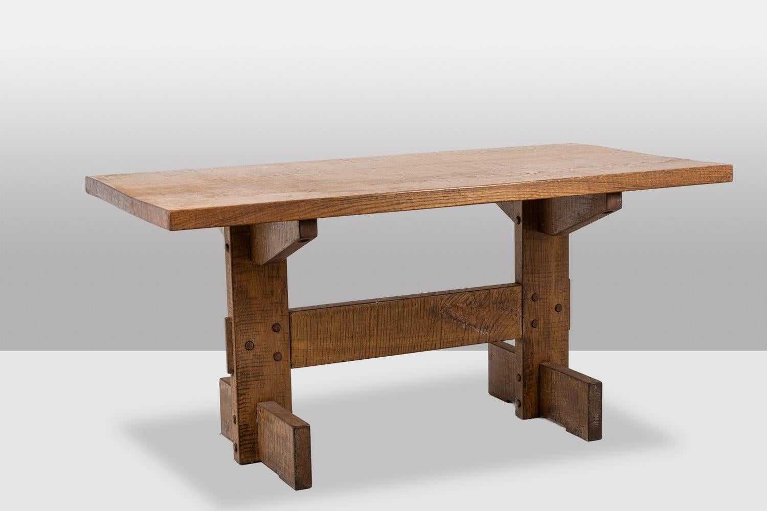 Officina Rivadossi

Table en chêne et quatre chaises assorties, style Brutalist. Les dossiers des chaises sont décorés d'une rosette sculptée.

Artisanat italien des années 1970.

Construction à tenons et mortaises. La surface du bois présente des