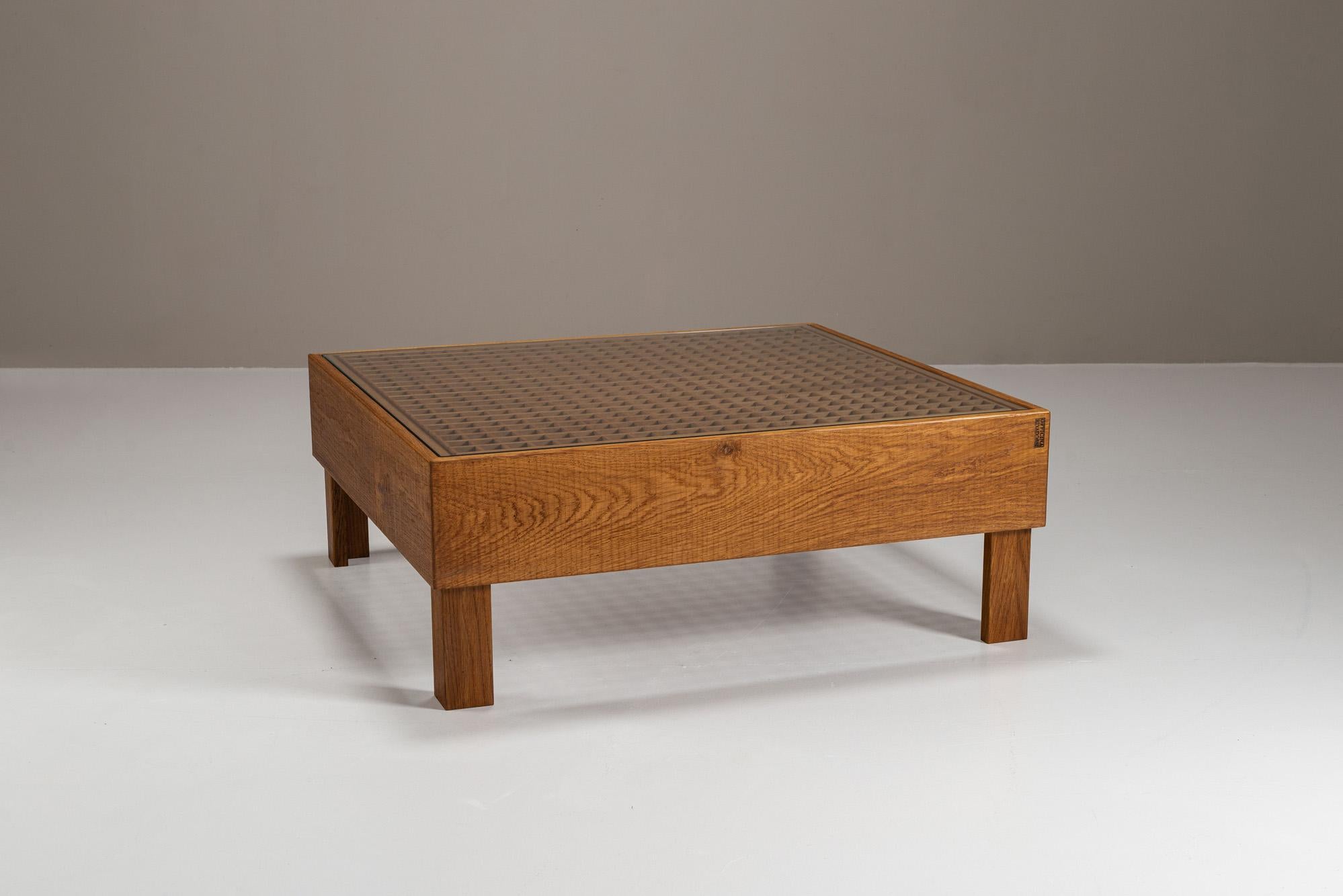 Esta mesa de centro de Officina Rivadossi, una pieza escultural del diseño italiano, capta la habilidad del estudio para combinar el trabajo artesanal de la madera con la claridad arquitectónica. Realizado en los años 80, refleja la búsqueda de
