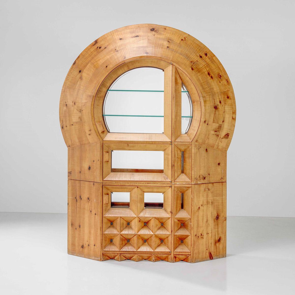 Splendido mobile credenza che può essere posizionata al centro di una stanza poiché si tratta di una credenza a doppia facciata.
Si tratta di un'opera magistrale di Rivadossi, creata per una casa privata e poi successivamente utilizzata come modello