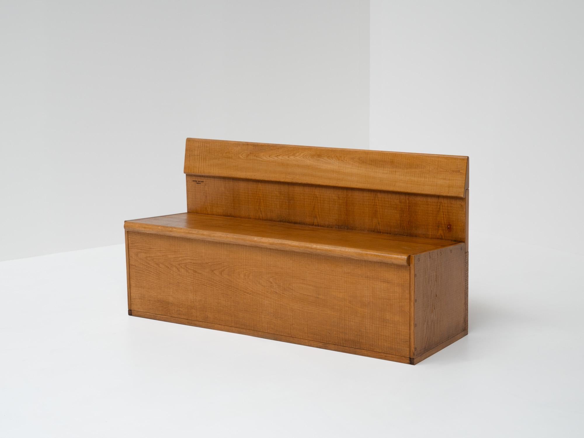 This Oak Officina Rivadossi bench is a breathtaking fusion of functionality and aesthetics that ceases attention in any setting. This bench goes beyond its practical purpose and transforms into an eye-catching statement piece.
Crafted from oak wood,