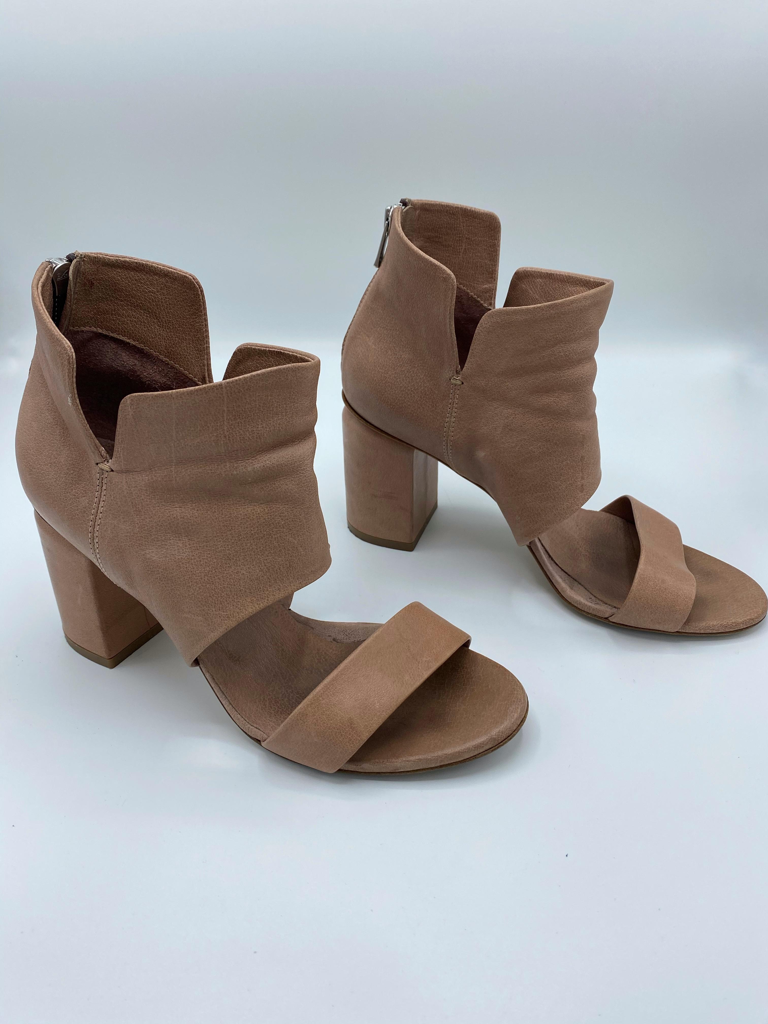 Beige Officine Creative Sandales à talons en cuir beige, Taille 39 en vente