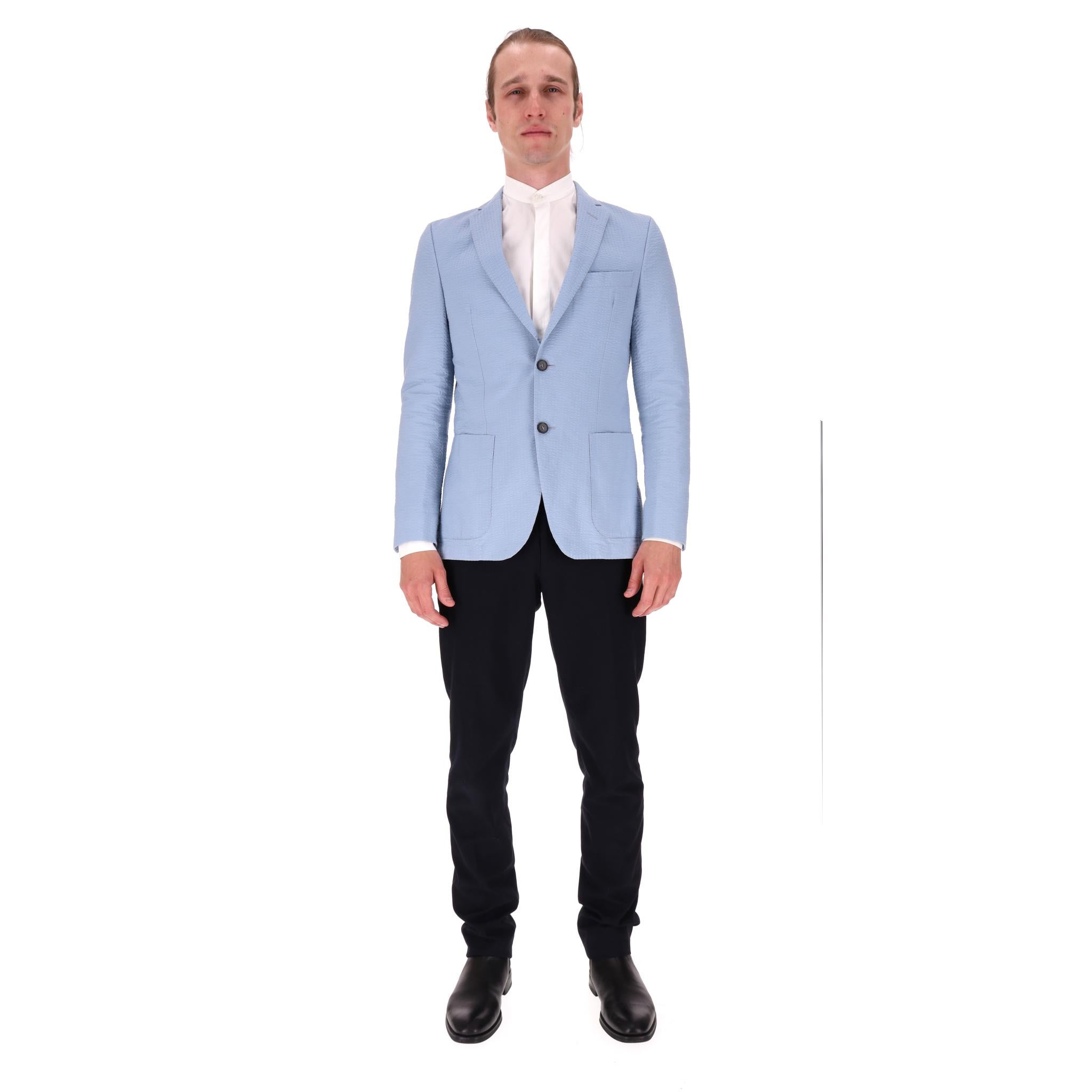 Blazer/Chaqueta de algodón Officine Generale

Blazer azul claro de botonadura sencilla, confeccionado en algodón texturizado.

Con solapas de muesca, cierre central con botones negros y puños abotonados.

Diseñado con bolsillos de parche en la parte