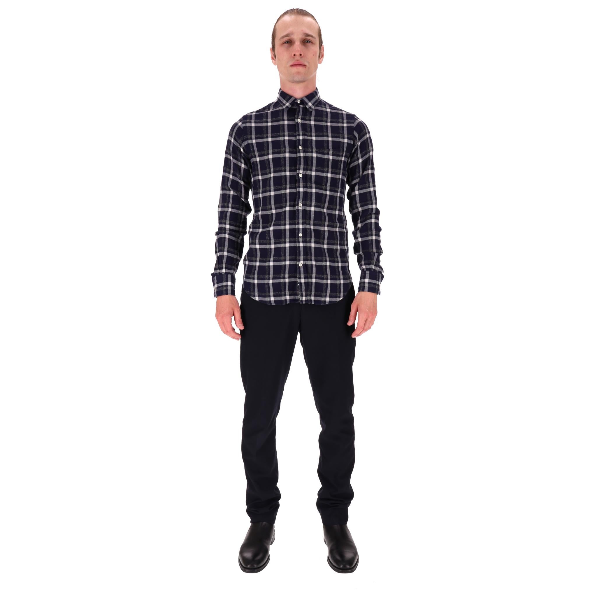 Camisa de algodón a cuadros Officine Generale

Camisa con estampado de cuadros escoceses en azul marino, gris y blanco roto, confeccionada en mezcla de algodón de textura suave.

Con cuello clásico, bolsillo inclinado en el pecho y cierre central de