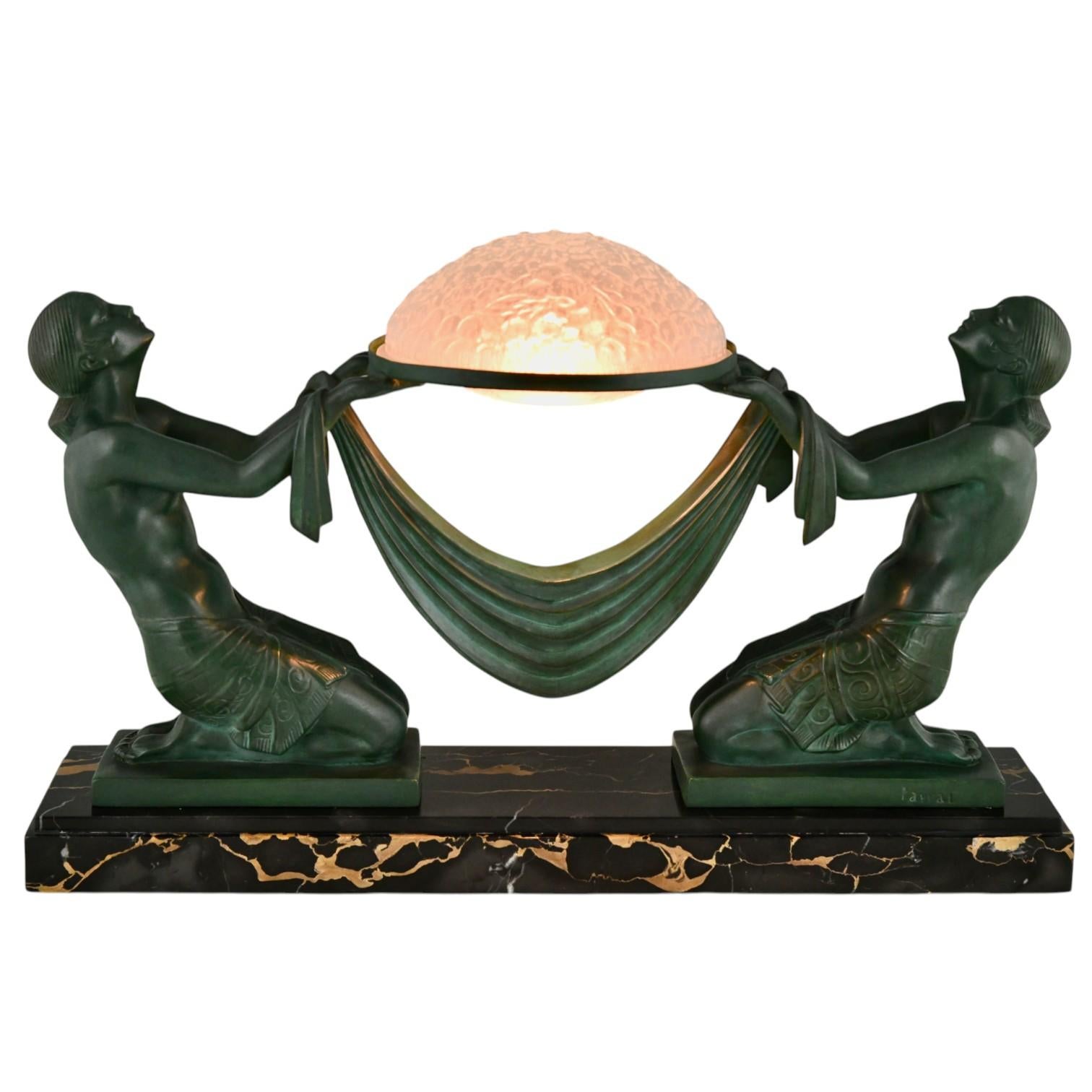 Rara y sorprendente lámpara de mesa Art Déco, Offrande, diseñada por Fayral (seudónimo de Pierre Le Faguays) y ejecutada por el célebre Max Le Verrier. Presenta a dos mujeres arrodilladas vestidas con ropas egipcias, una frente a la otra y elevando