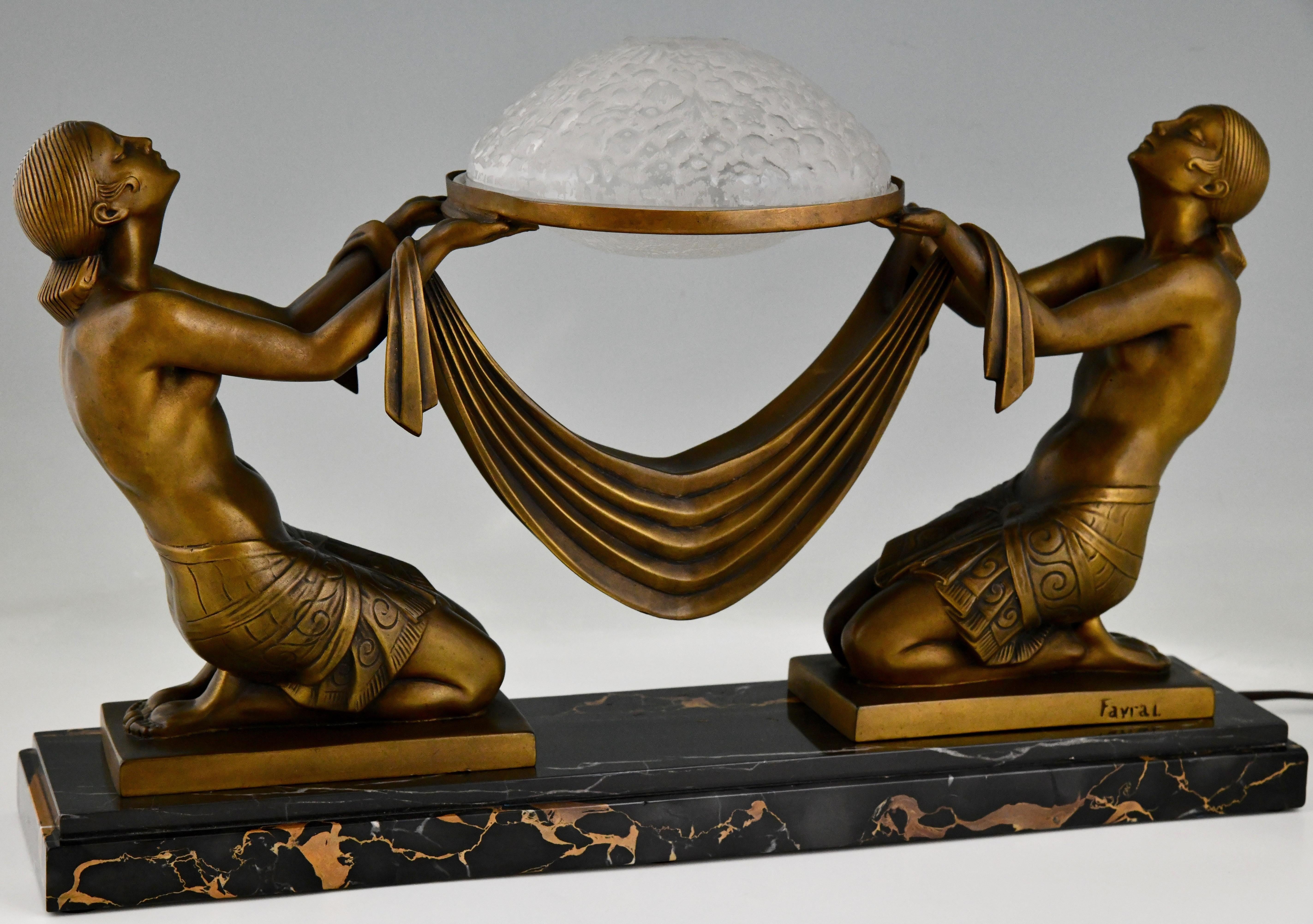 Métal Lampe de table Art Déco Offrande avec nus agenouillés Fayral & Daum Nancy, Le Faguays en vente