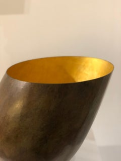 Centre de table Offrande en cuivre, laiton et finition or 24 carats par Herve Wahlen